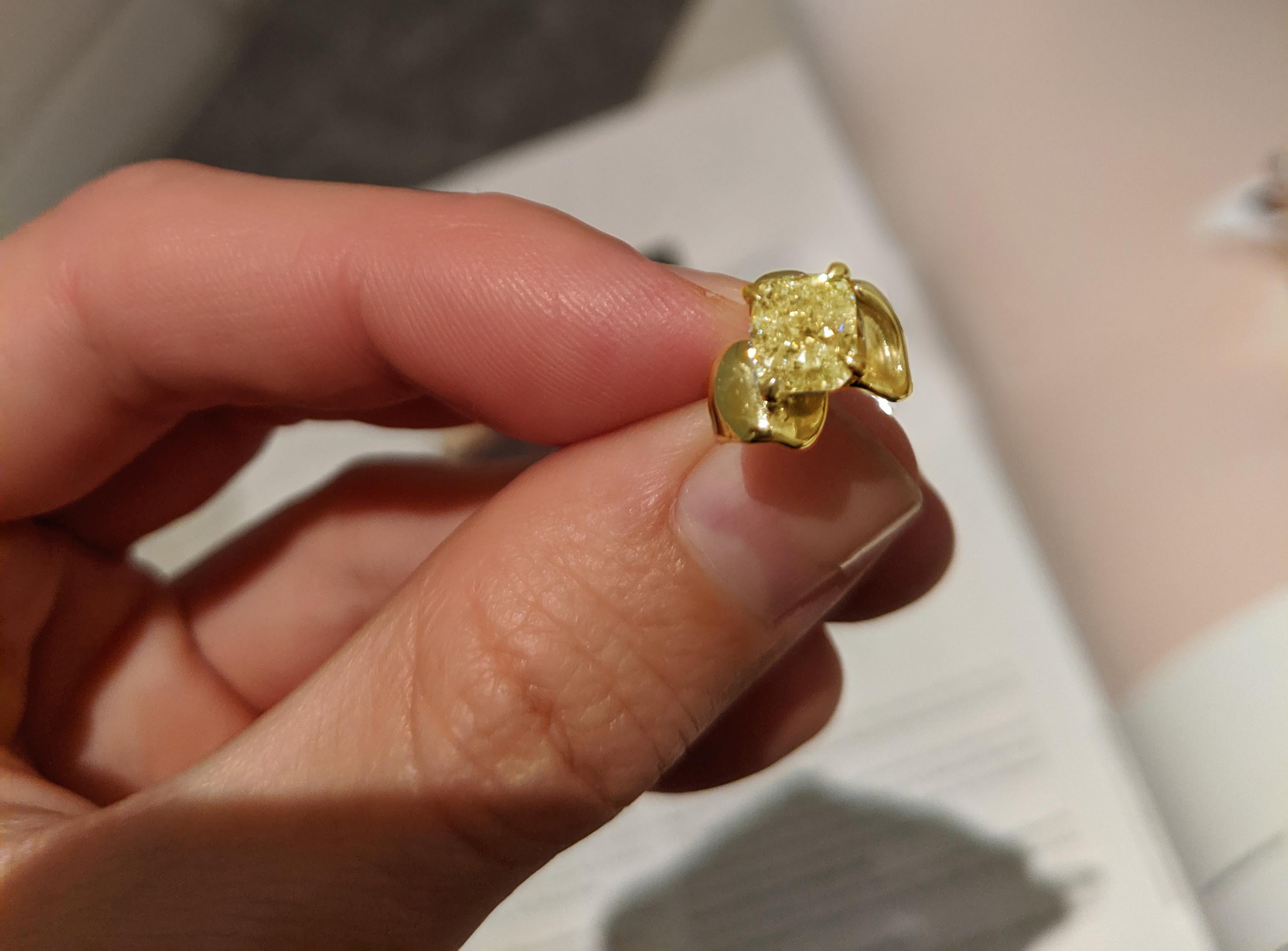GIA-Zertifikate sind auf Anfrage erhältlich. Diese Ohrringe sind mit natürlichen, gelben Kissen-Diamanten von insgesamt 2 Karat besetzt und bestehen aus 18 Karat Gelbgold. Der beste Schliff für gelbe Fancy-Diamanten ist der Kissenschliff, und der
