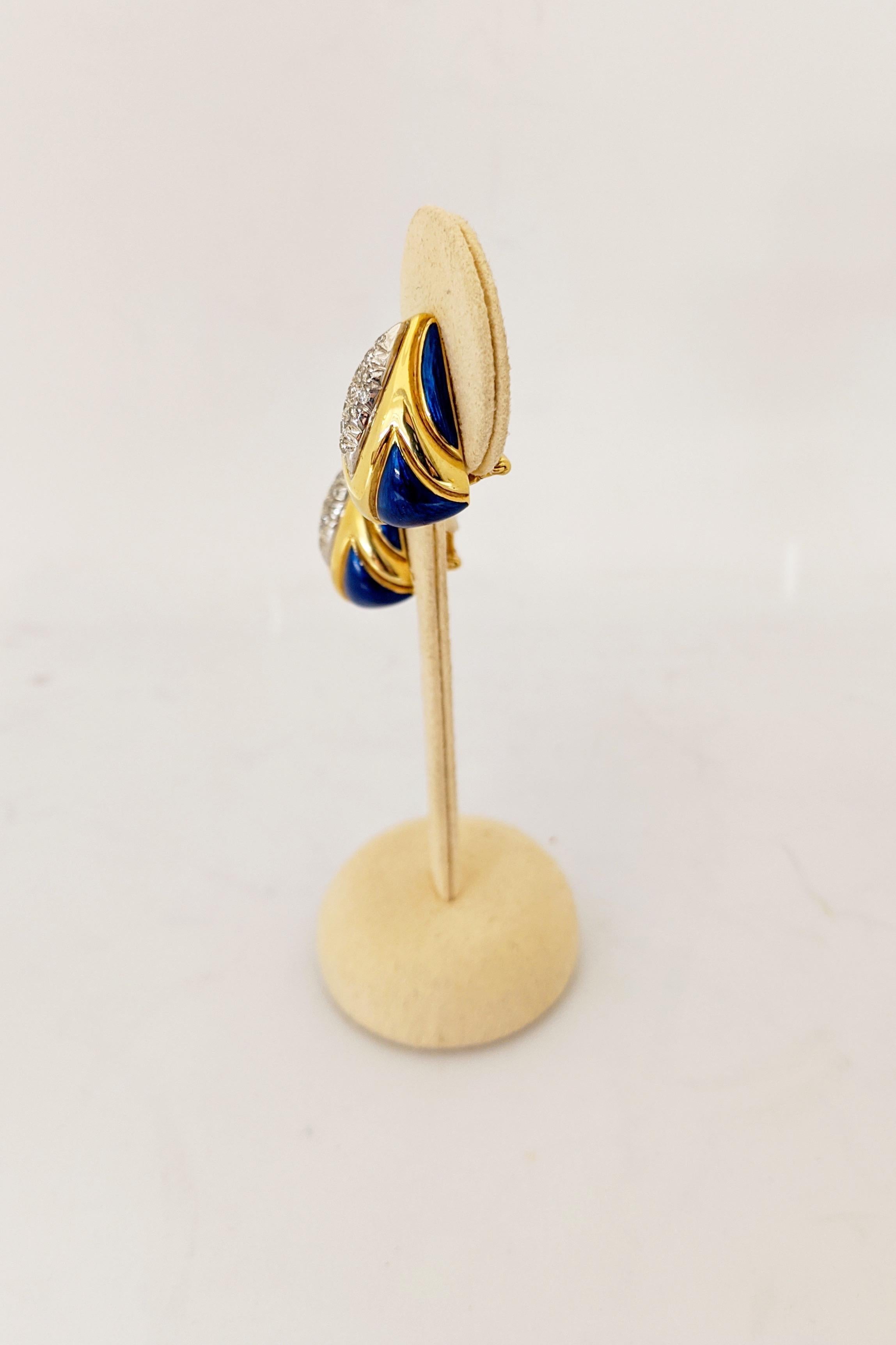 Taille ronde Boucles d'oreilles en or jaune 18 carats avec lapis et diamants de 0,45 carat en vente