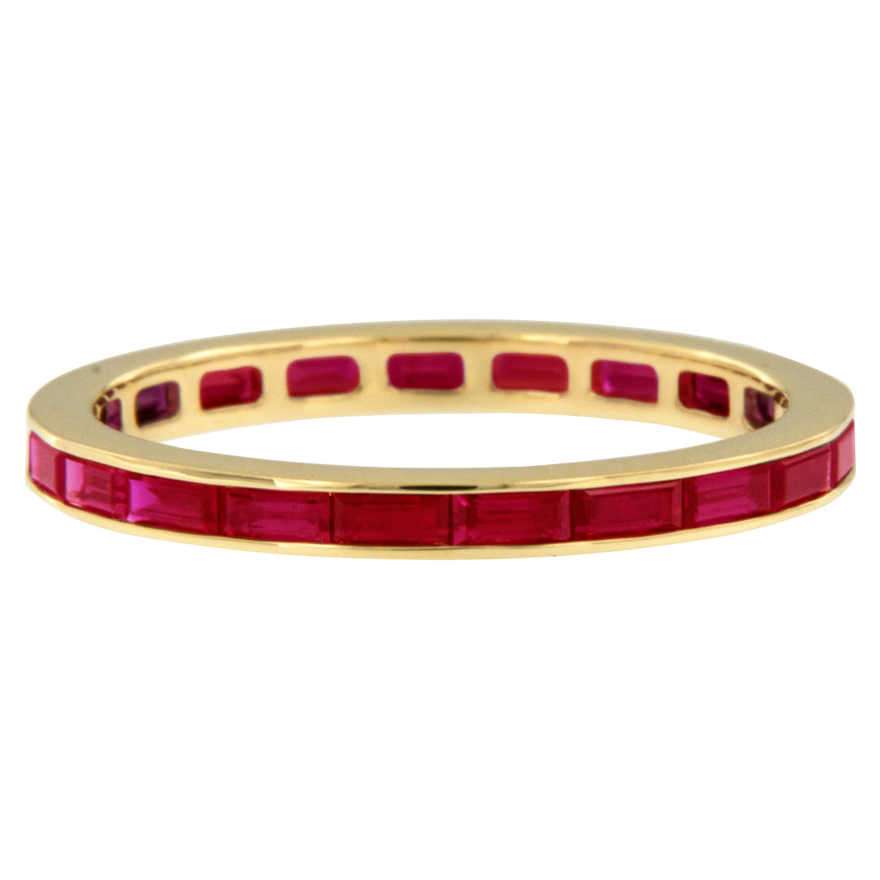Anillo eterno de oro amarillo de 18 quilates con rubí baguette estilo este-oeste