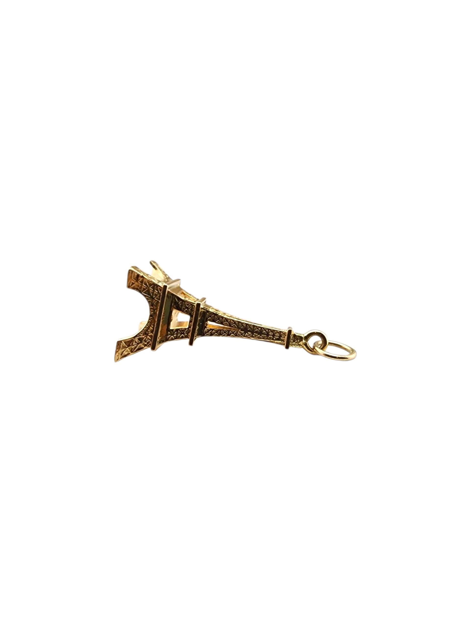 Charm Torre Eiffel in oro giallo 18 carati.

Realizzato in oro giallo 18 carati, questo charm a forma di Torre Eiffel cattura l'eleganza e il romanticismo di Parigi in un design in miniatura senza tempo. Perfetto per aggiungere un tocco di