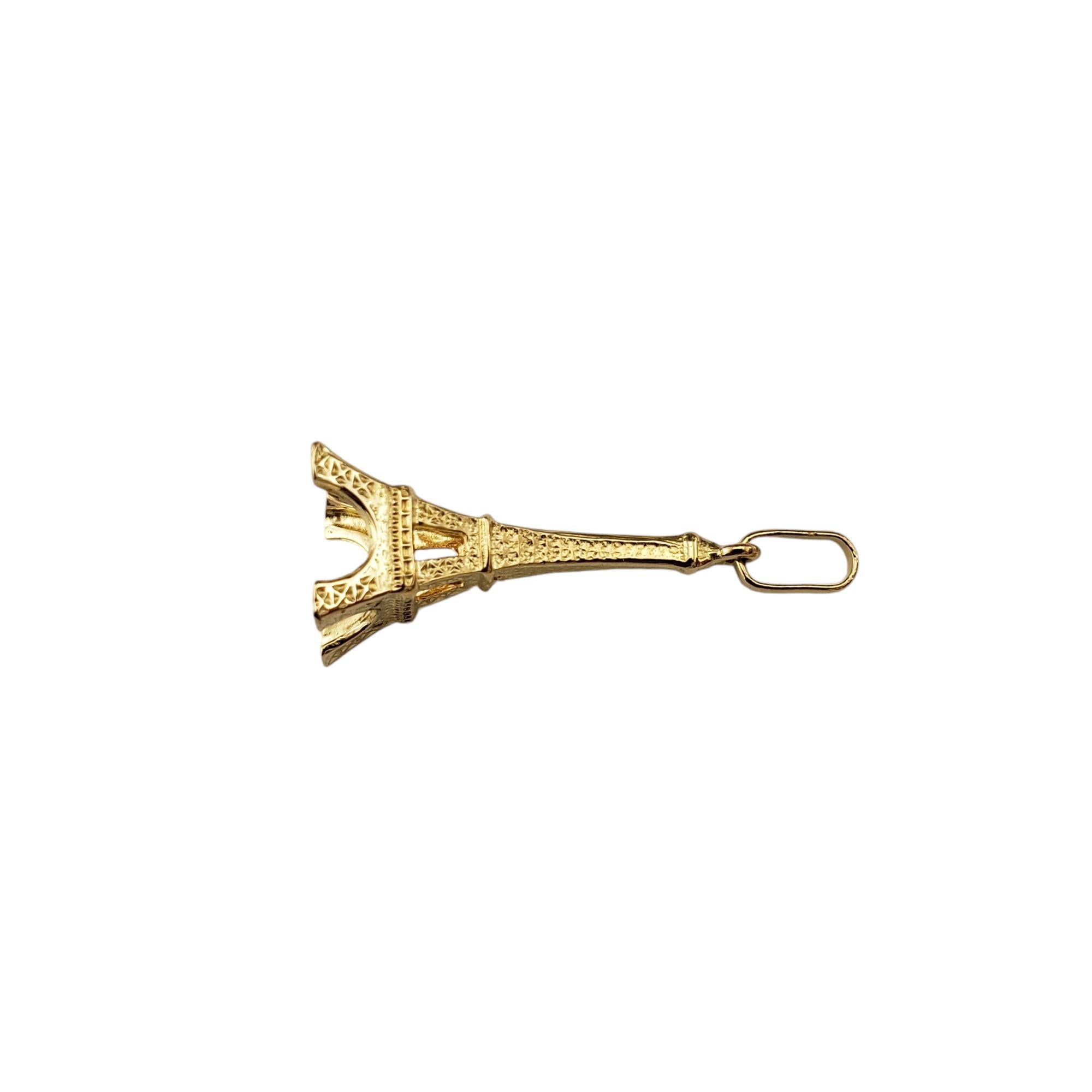 Colgante Torre Eiffel de oro amarillo de 18 quilates-

Este precioso charm 3D de oro amarillo de 14 quilates muestra la Torre Eiffel, el símbolo icónico de París.

Sellado: 750

Tamaño: 23 mm x 10 mm (excluida la bala)

Peso: 1,2 dwt. / 2,0