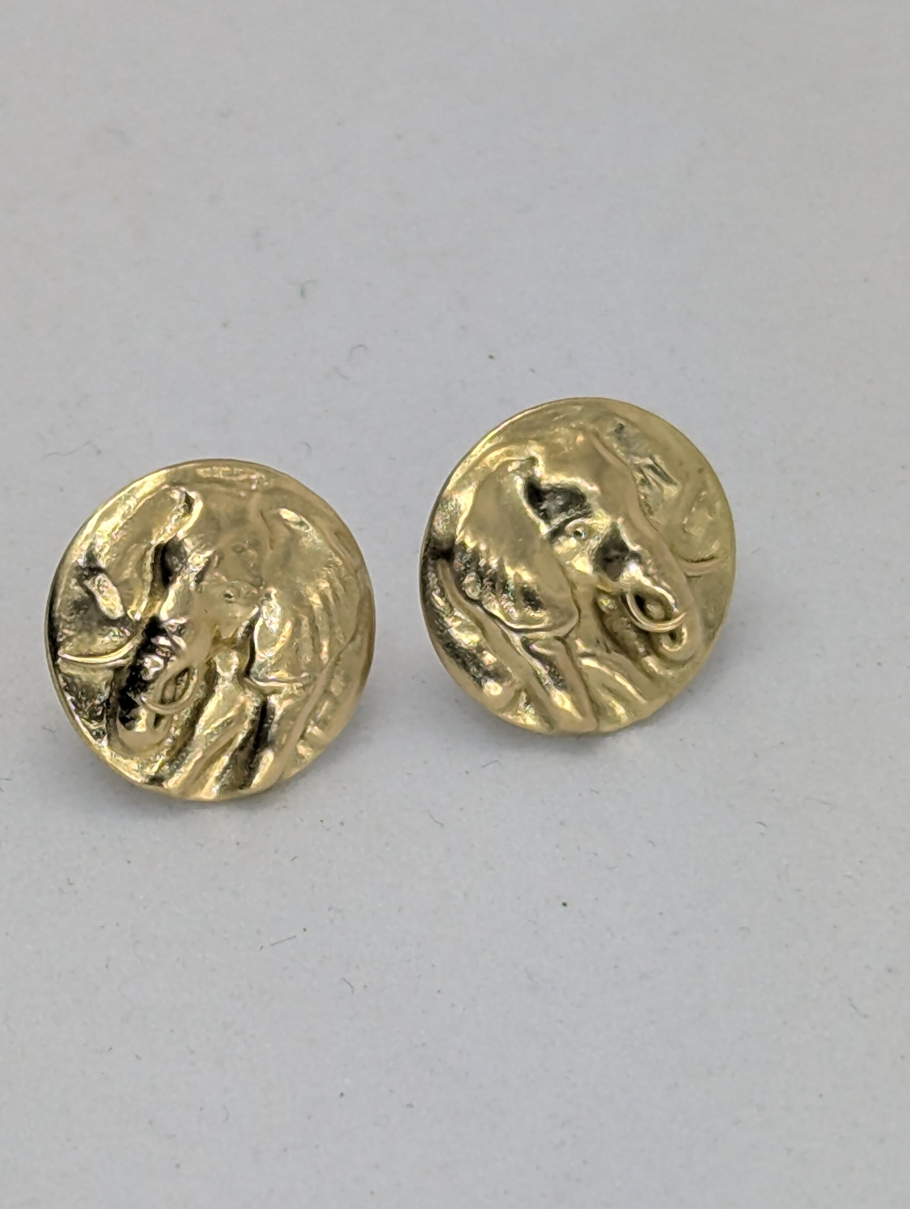 18 Karat  Gelbgold  Elefanten-Ohrstecker, Tiffany-Designer Thomas Kurilla hat diesen klassischen Ohrstecker für die Damenwelt entworfen. Was kann man an Elefanten nicht lieben? Sie regen die Fantasie an.  Wer würde nicht gerne auf eine Safari gehen
