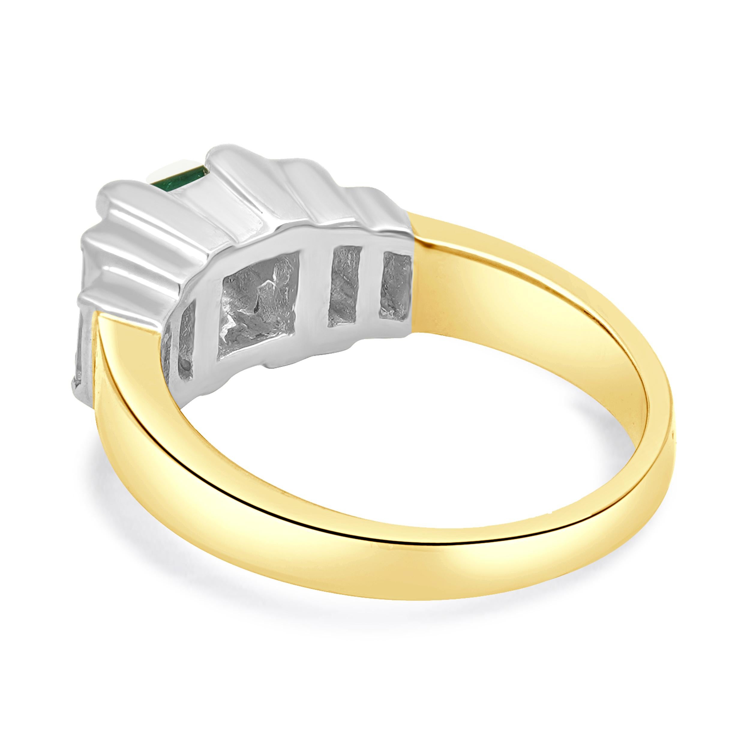 Taille émeraude Bague baguette en or jaune 18 carats avec émeraude et diamant en vente