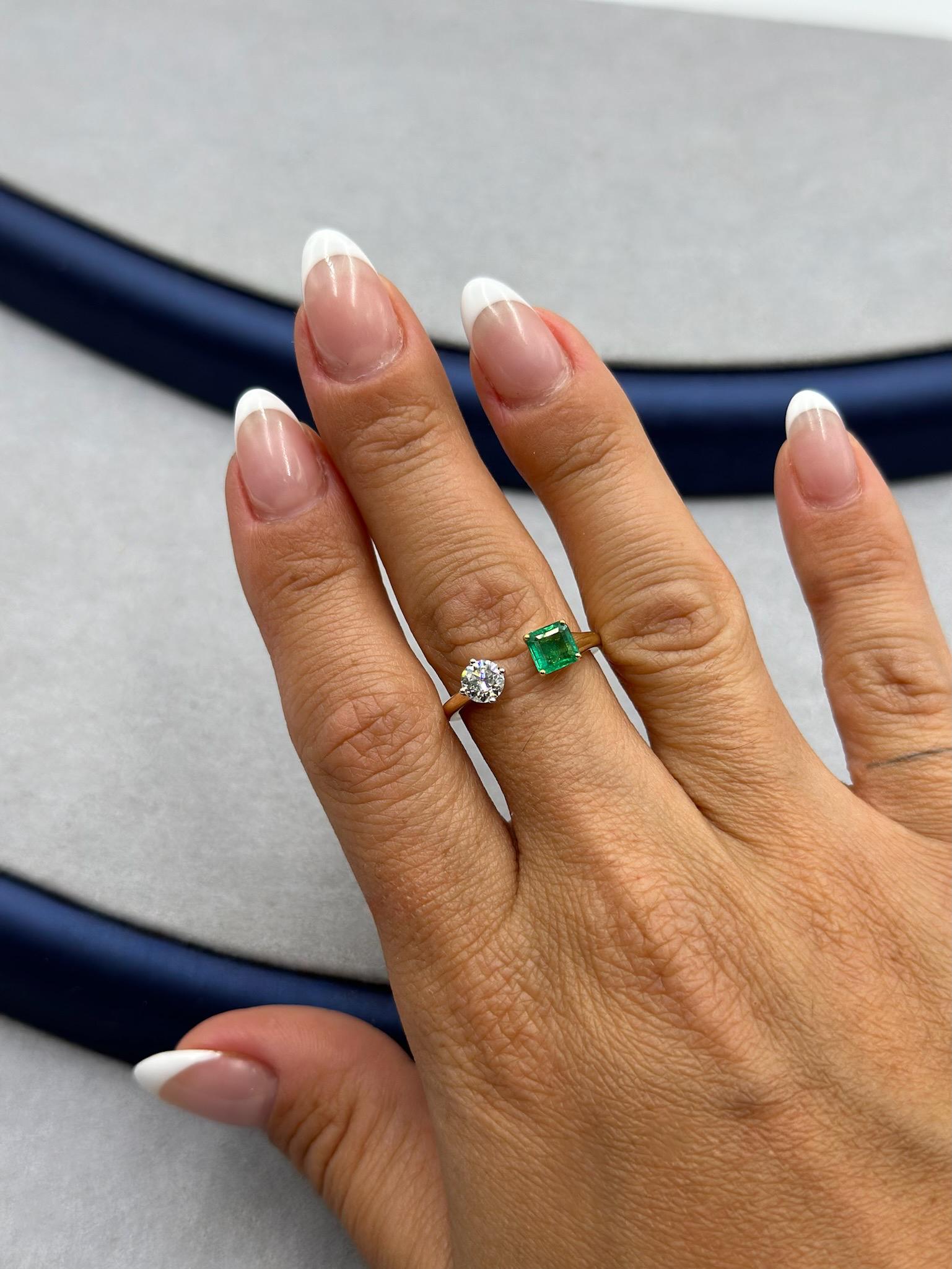 Unser bezaubernder Smaragd- und Diamant-Bypass-Ring ist eine harmonische Symphonie aus den Schätzen der Natur und exquisiter Handwerkskunst. Dieser bemerkenswerte Ring aus luxuriösem 18-karätigem Gelbgold präsentiert einen fesselnden 0,56-karätigen