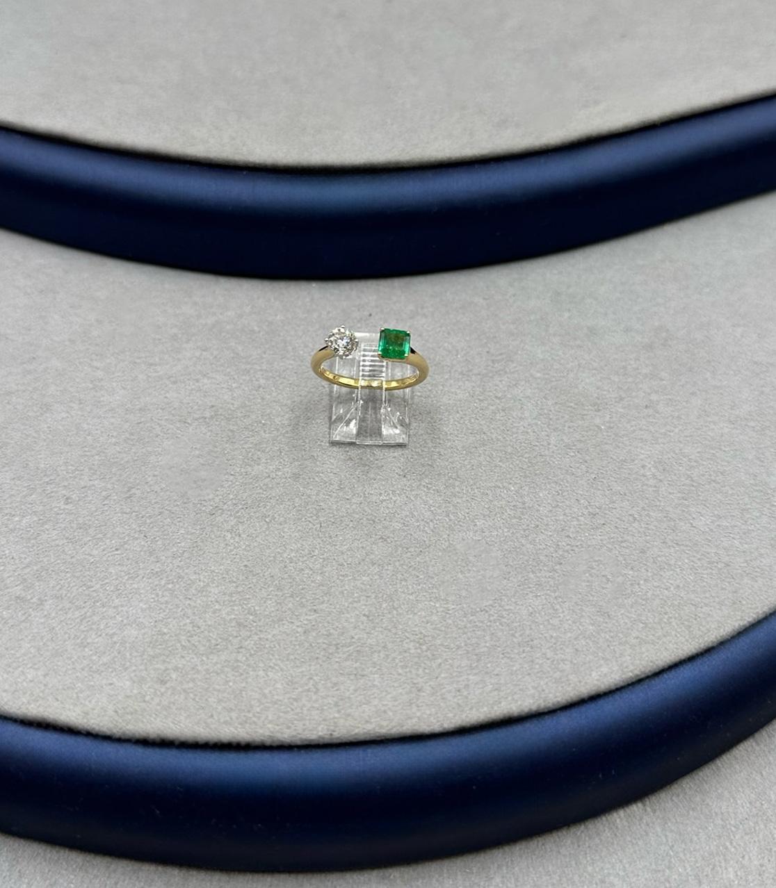 Bypass-Ring aus 18 Karat Gelbgold mit Smaragd und Diamant (Brillantschliff) im Angebot