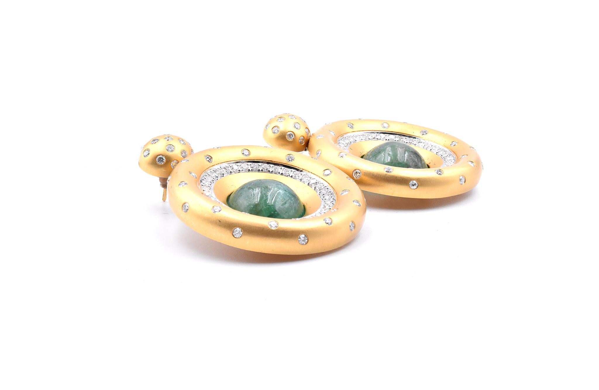 Materiale: oro giallo 18 carati
Smeraldo: 2 tagli cabochon: 44,6cttw
Diamanti: 5,97cttw taglio rotondo
Colore: G
Chiarezza: VS
Dimensioni: gli orecchini misurano 56.13 mm di diametro
Chiusure: perno con retro a frizione
Peso: 44,01 grammi