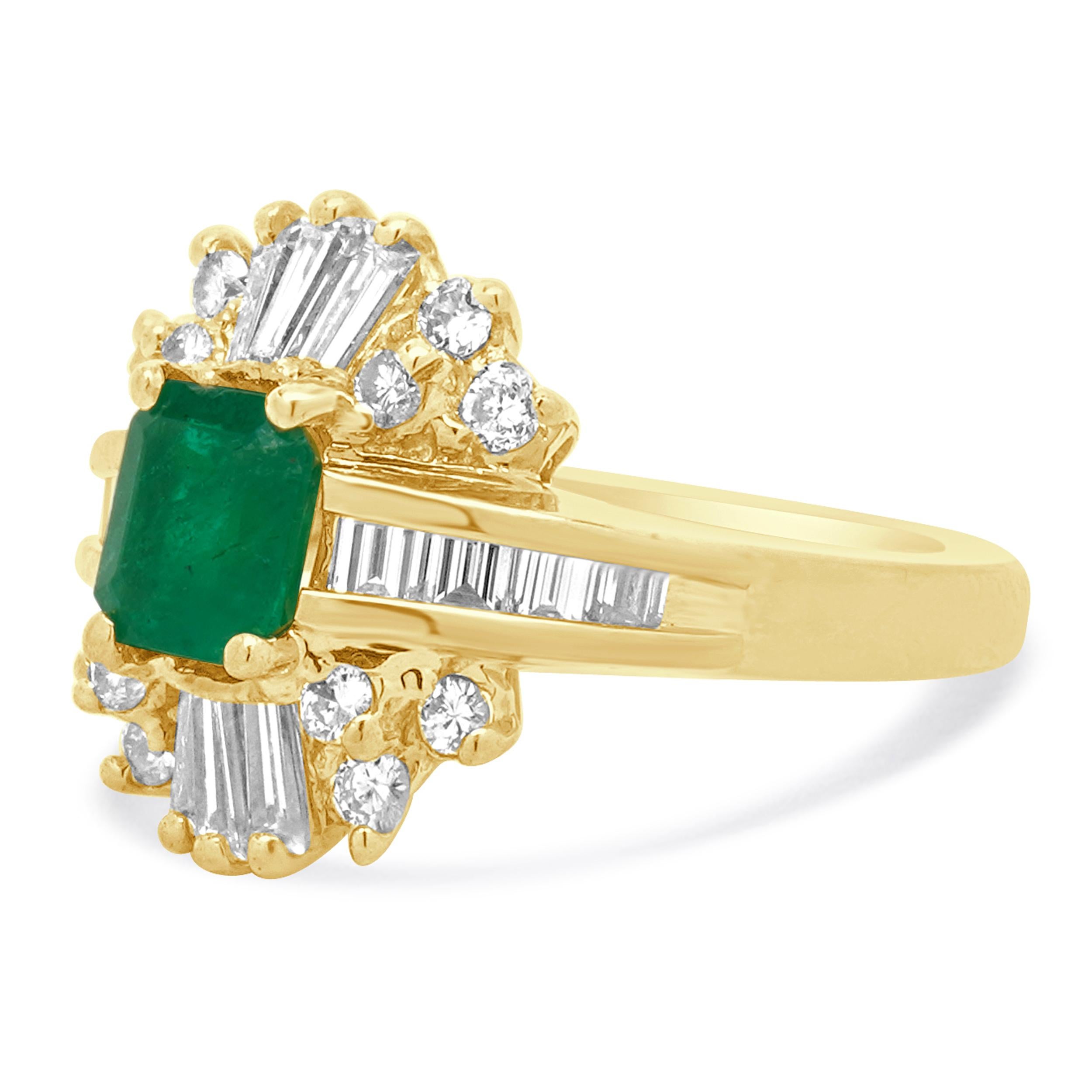 Concepteur : personnalisé
Matériau : Or jaune 18K
Diamant : rond et baguette = 1,01cttw
Couleur : G/H/I
Clarté : VS2-SI1
Émeraude : 1 émeraude taillée = 0,72ct
Dimensions : la partie supérieure de l'anneau mesure 15.5 mm de large
Taille : 6.5
Poids