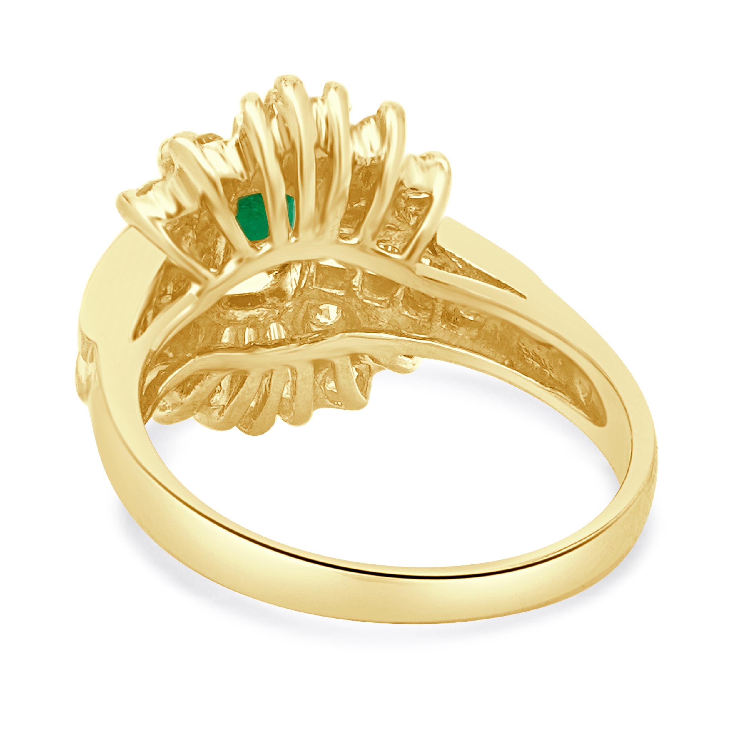Taille émeraude Bague cocktail en or jaune 18 carats avec émeraudes et diamants en vente