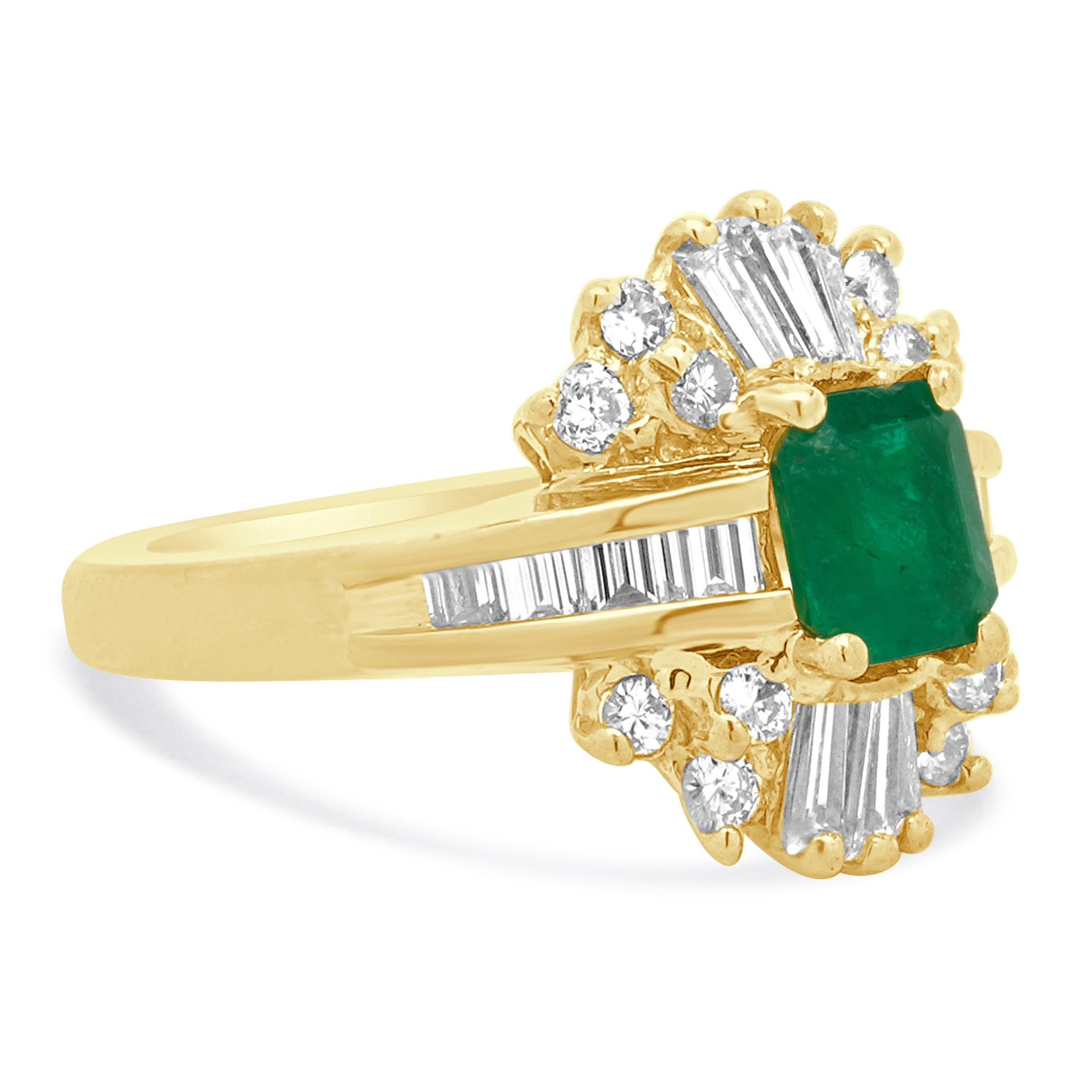 Bague cocktail en or jaune 18 carats avec émeraudes et diamants Excellent état - En vente à Scottsdale, AZ