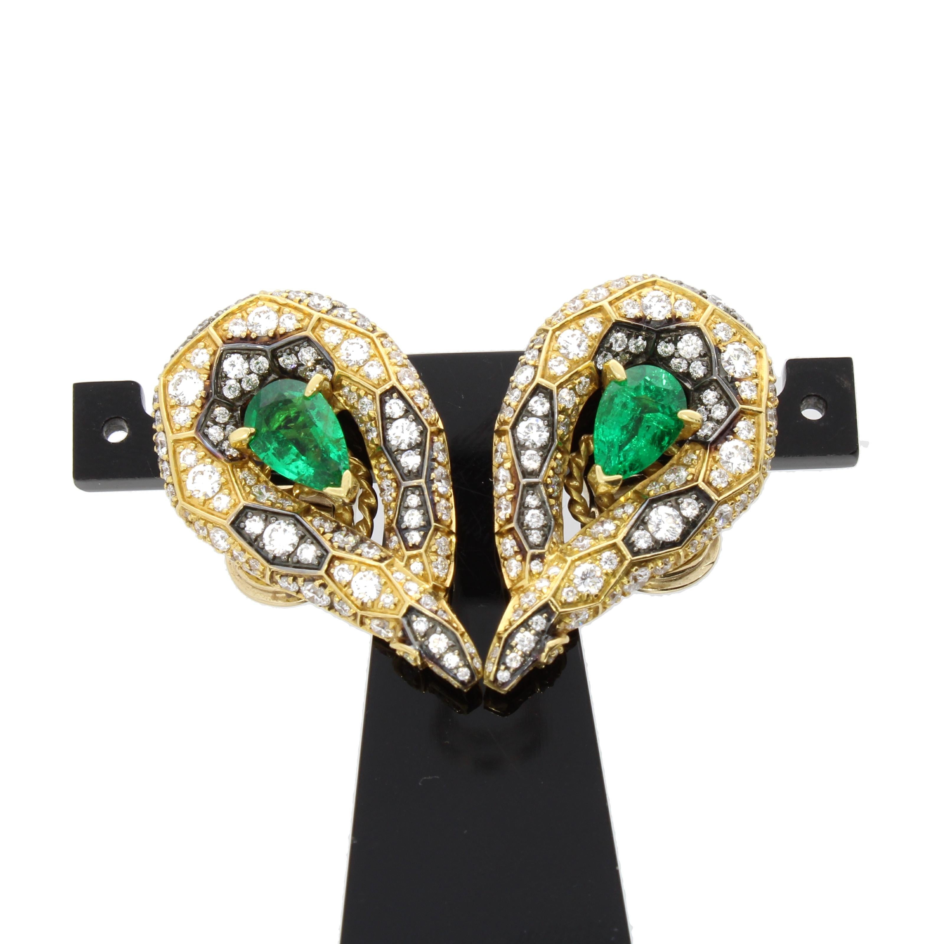 18 Karat Yellow Gold Emerald and Diamond Ophidian Ear Climbers by Niquesa In New Condition For Sale In London, GB