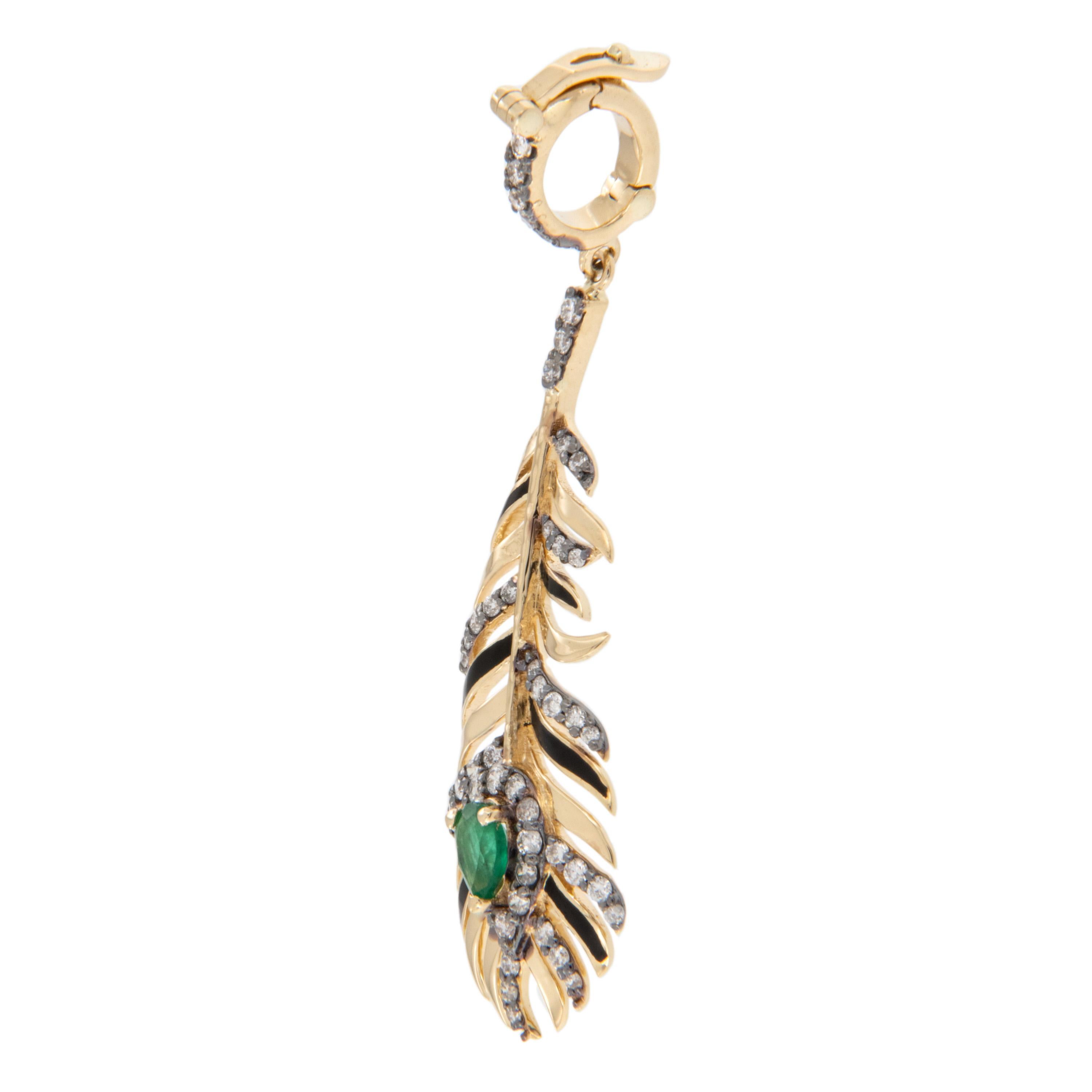 Realizzata in ricco oro giallo 18 carati, questa elegante piuma di pavone è impreziosita da uno smeraldo di 0,16 carati nell'occhio della piuma e da diamanti Fancy Brown = 0,26 carati, accentati con rodio nero per un look sorprendente! I diamanti