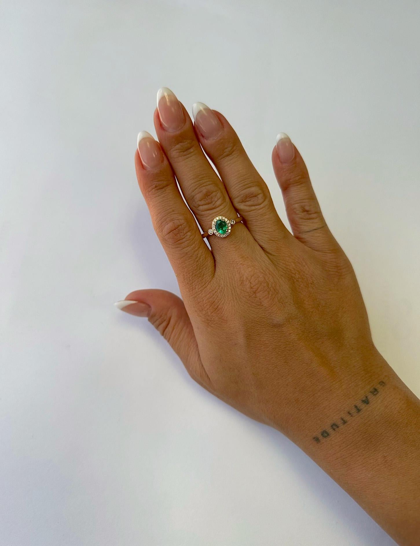 Brilliant Cut 18 Karat Yellow Gold Emerald and Diamond Ring For Sale