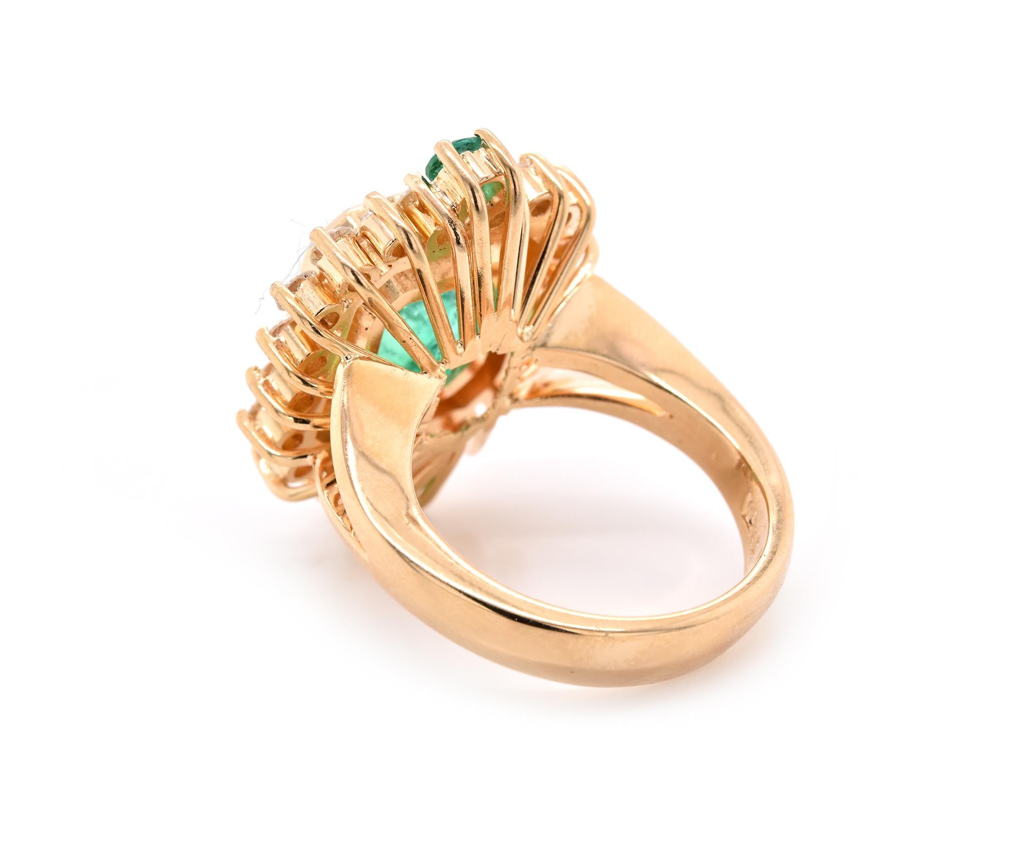 18 Karat Yellow Gold Emerald and Diamond Ring In Excellent Condition For Sale In Scottsdale, AZ