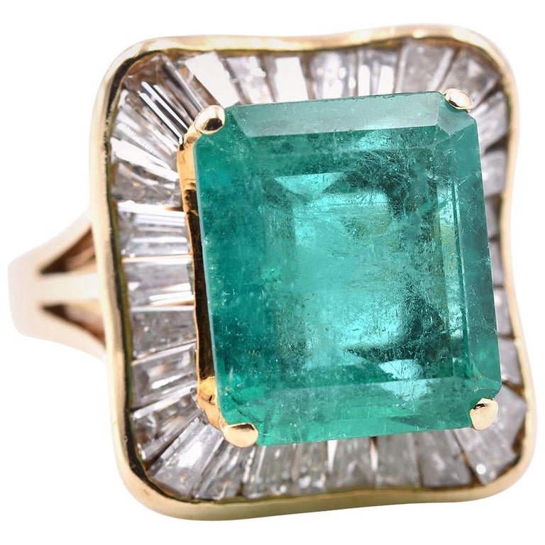 18 Karat Yellow Gold Emerald and Diamond Ring For Sale at 1stDibs
