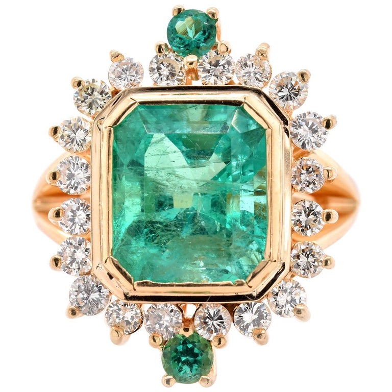 18 Karat Yellow Gold Emerald and Diamond Ring For Sale at 1stDibs