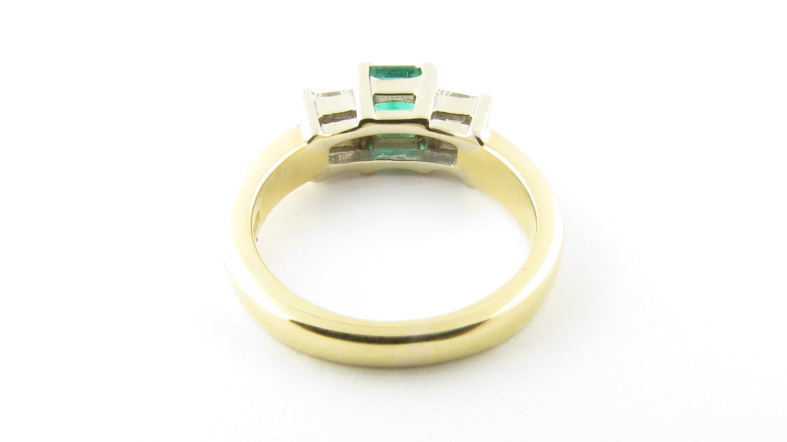 18 Karat Yellow Gold Natural Emerald and Diamond Ring In Good Condition In Washington Depot, CT