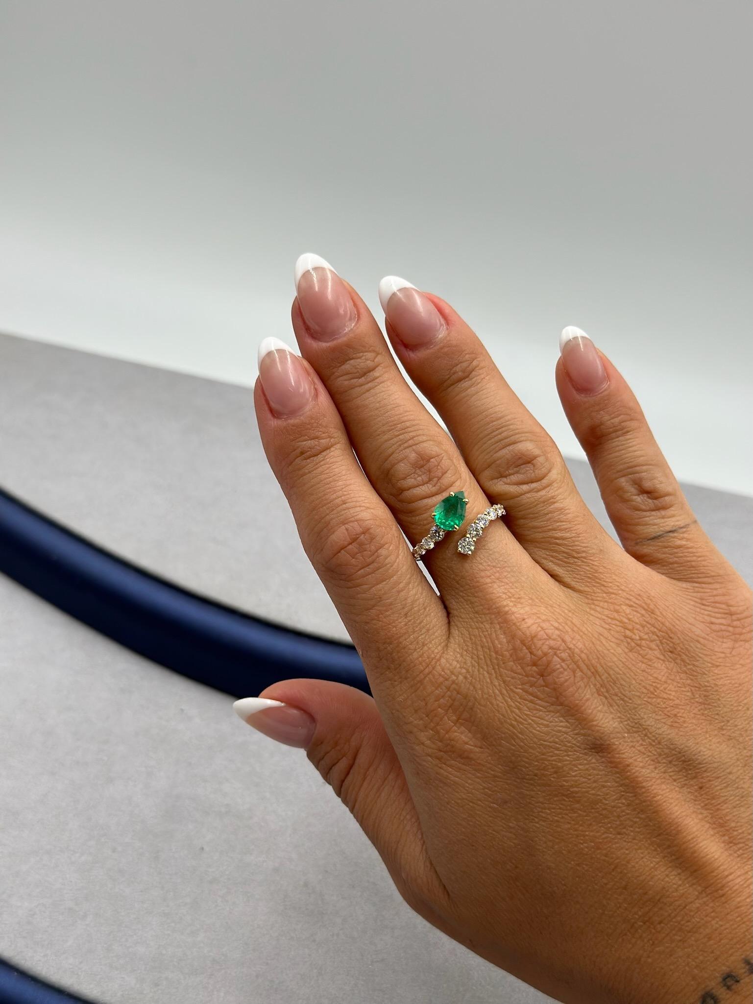 18 Karat Yellow Gold Emerald and Diamond Snake Ring In New Condition For Sale In Los Angeles, CA