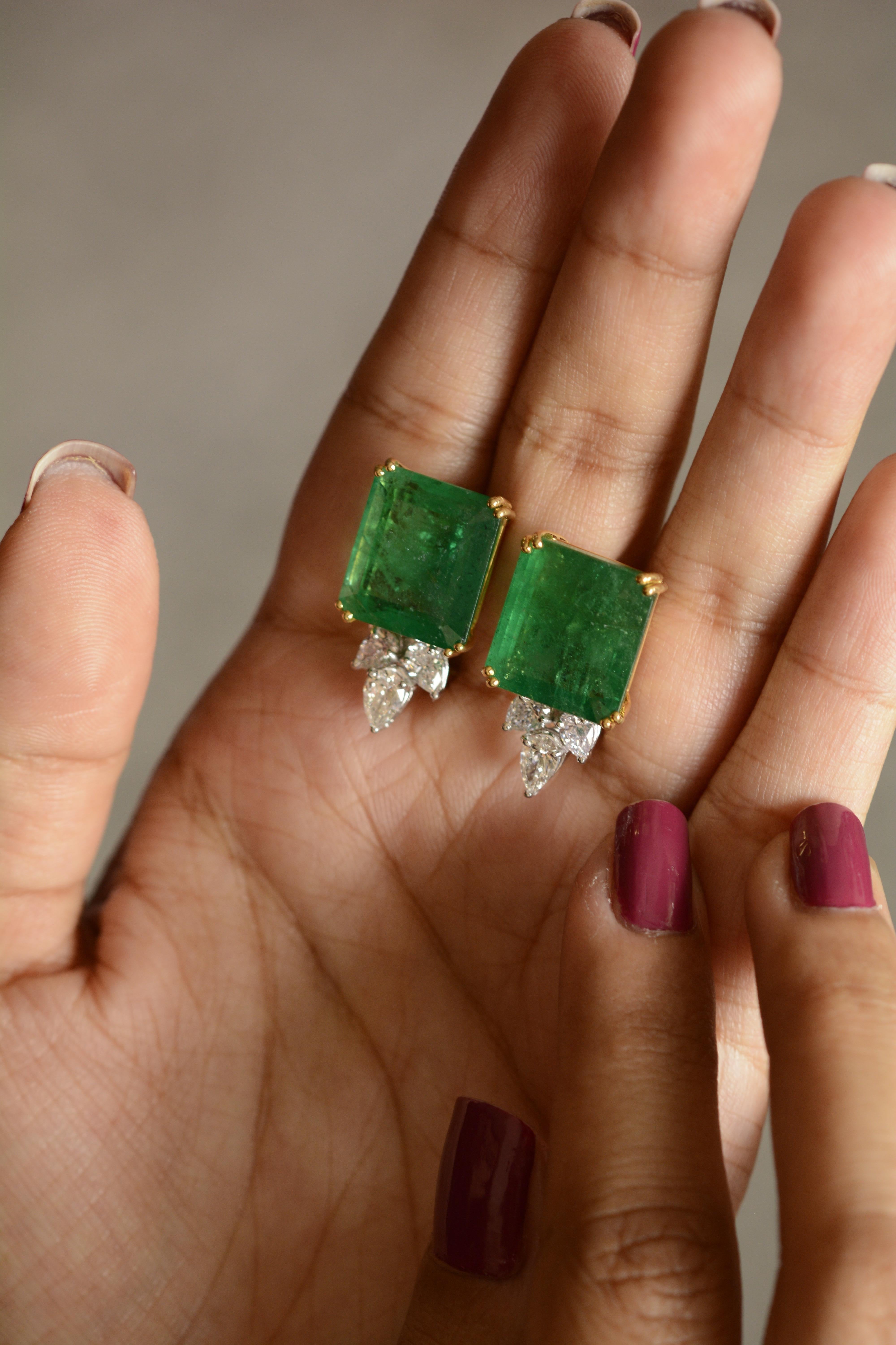 18 Karat Yellow Gold Emerald and Diamond Stud Earrings In New Condition For Sale In Mumbai, IN