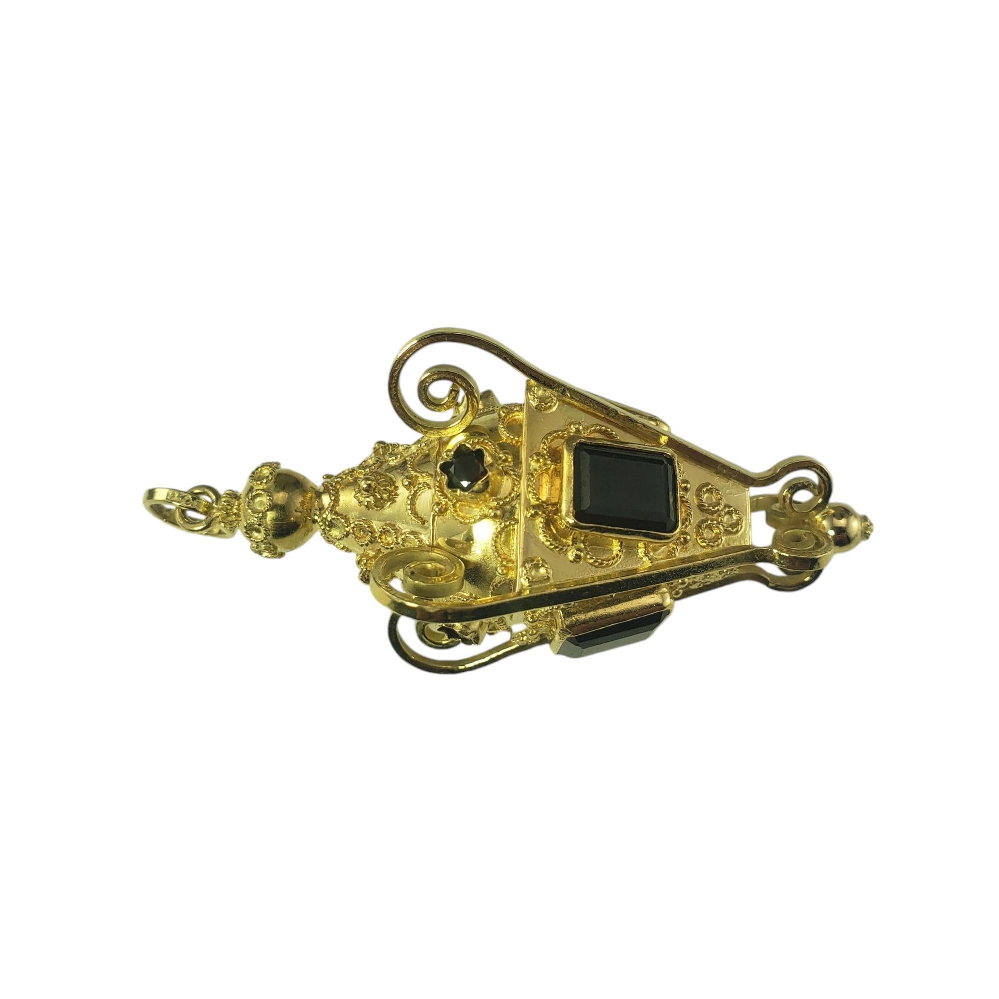 Pendentif en or jaune 18 carats orné d'émeraudes et de grenats JAGi Certified-

Ce pendentif orné présente quatre grenats de taille émeraude (8,5 mm x 5,5 mm chacun) et quatre grenats de taille ronde sertis dans de l'or jaune 18 carats