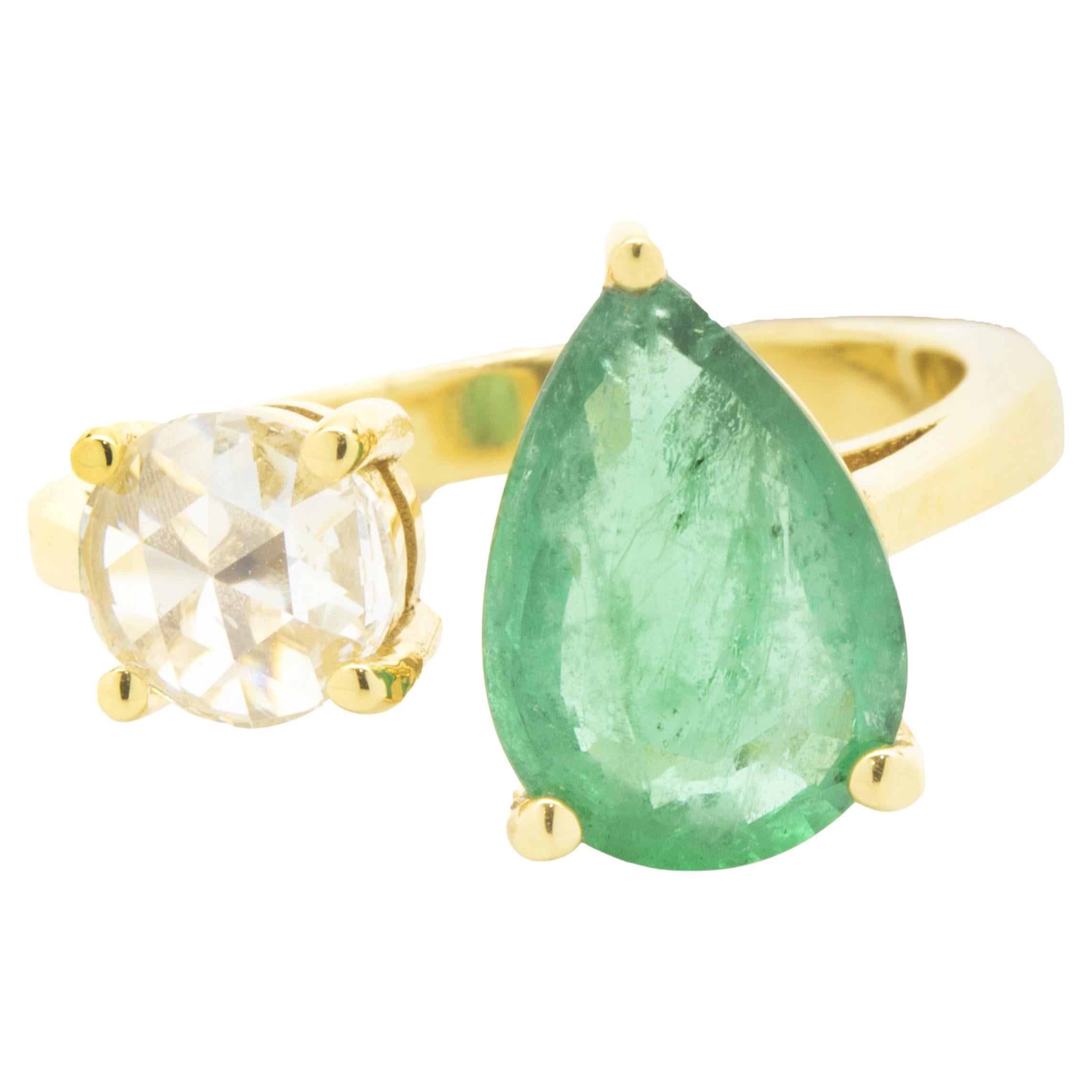 Anello doppio con smeraldo e diamante taglio rosa in oro giallo 18 carati