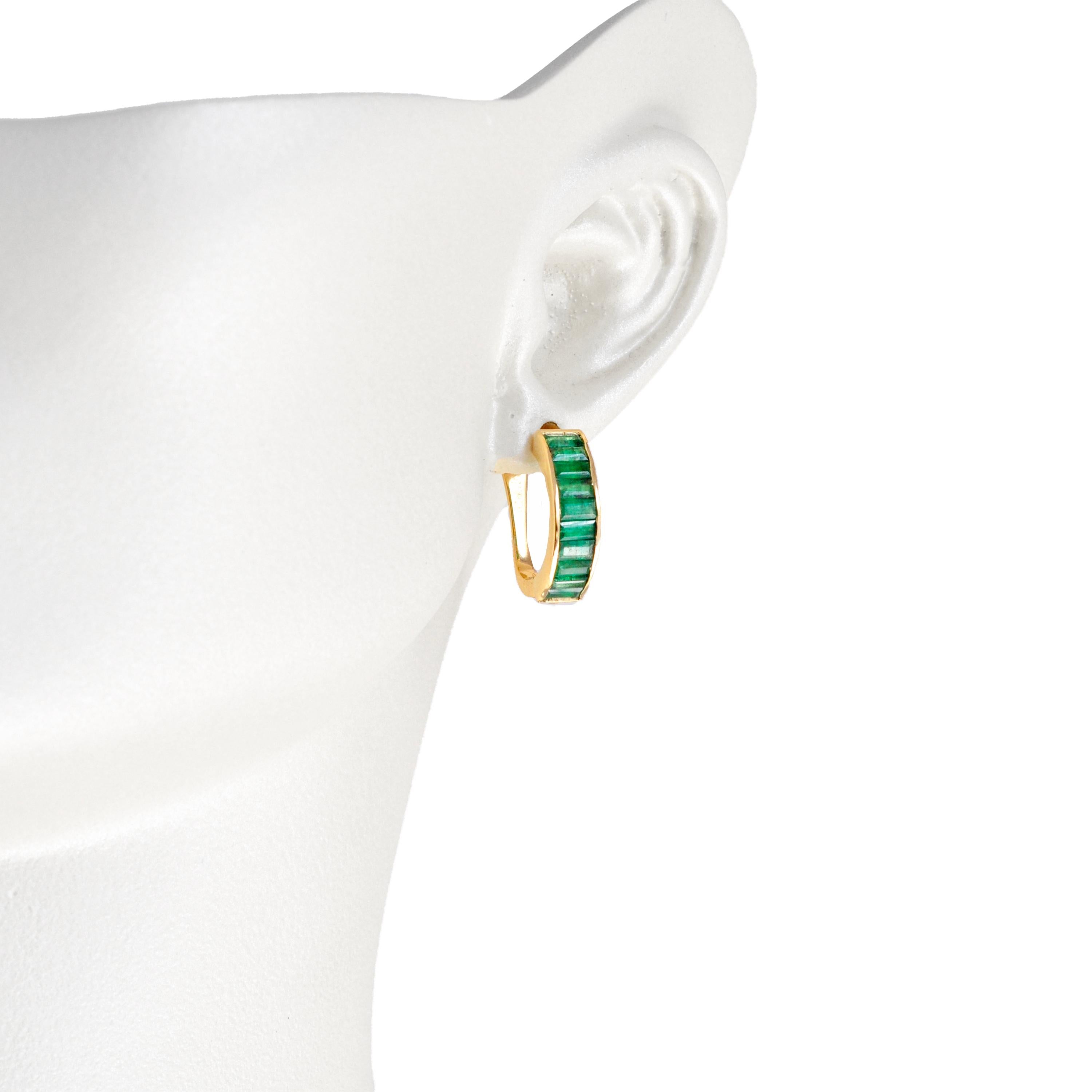 18 karat yellow gold emerald baguette cut half-hoop earrings

Embrace elegance with these 18 karat yellow gold zambian emerald Baguette Cut Bar Earrings. These sleek earrings boast meticulously cut 4x2mm emerald baguettes aligned in a stunning bar