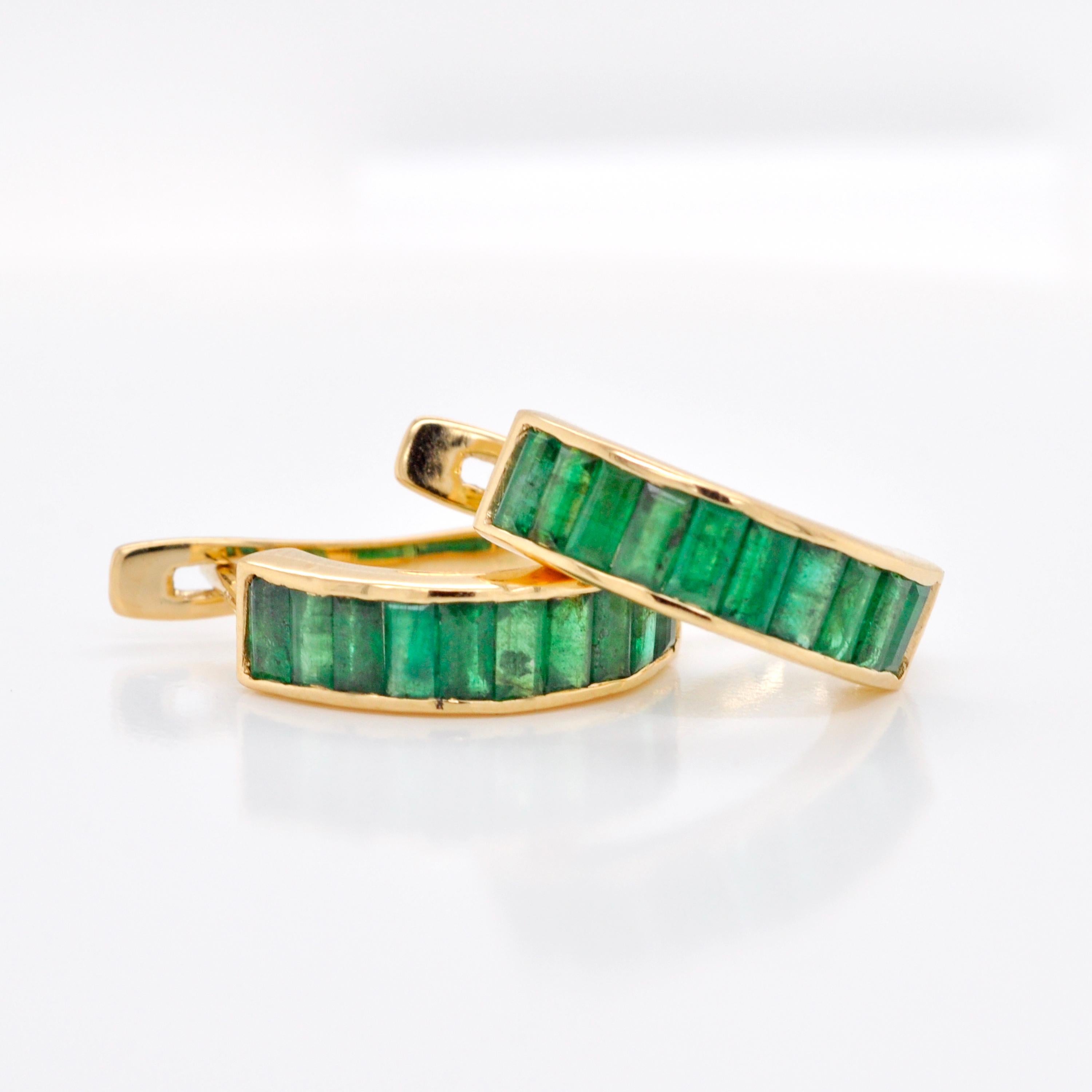 18 Karat Yellow Gold Emerald Baguette Cut Half-Hoop Earrings In New Condition For Sale In Jaipur, Rajasthan