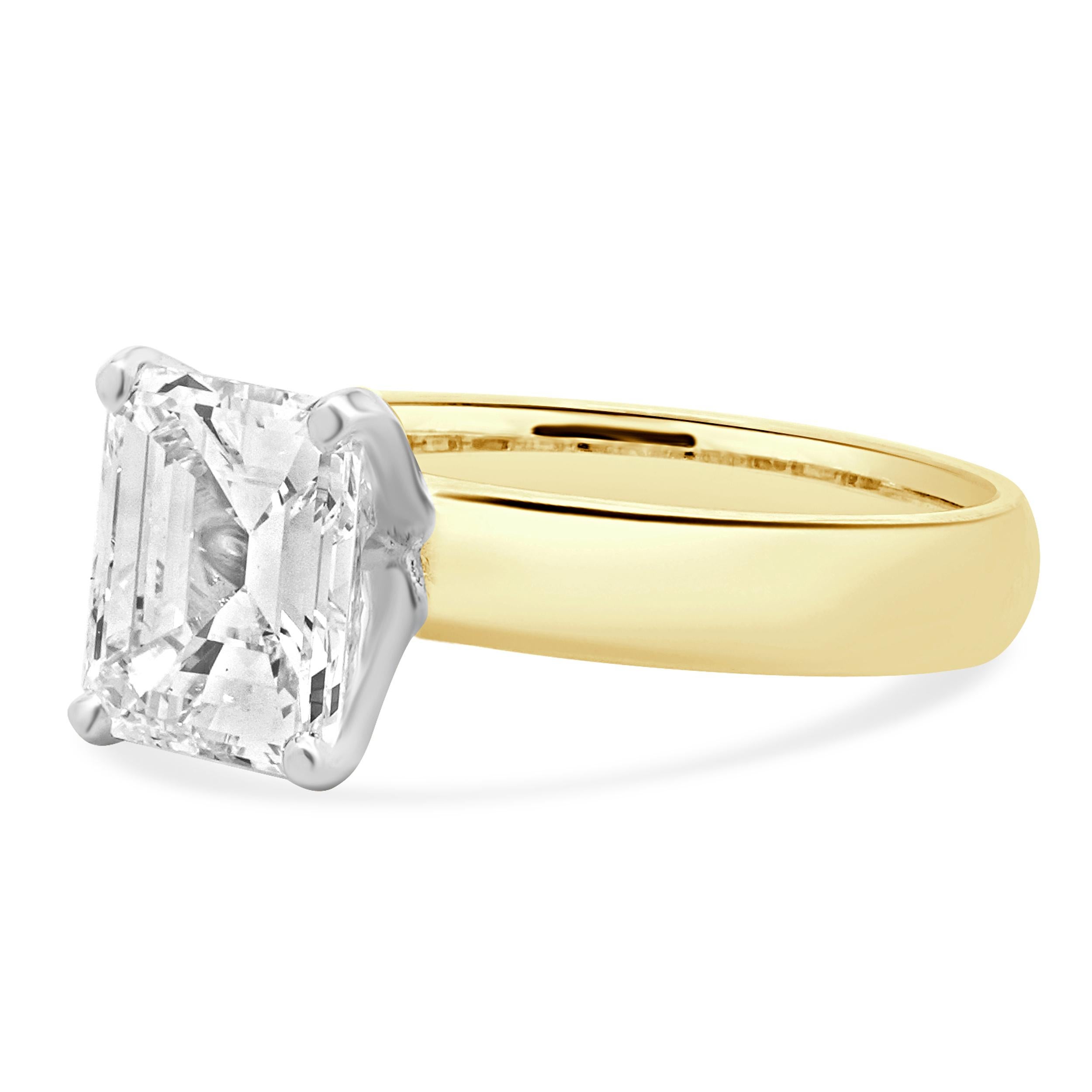 Matériau : Or jaune 18K
Diamant central : 1 taille émeraude = 2,75ct
Couleur : G
Clarté : SI1
GIA : 2235489327
Taille de l'anneau : 7 (veuillez prévoir jusqu'à 2 jours ouvrables supplémentaires pour les demandes de taille)
Dimensions : le haut de