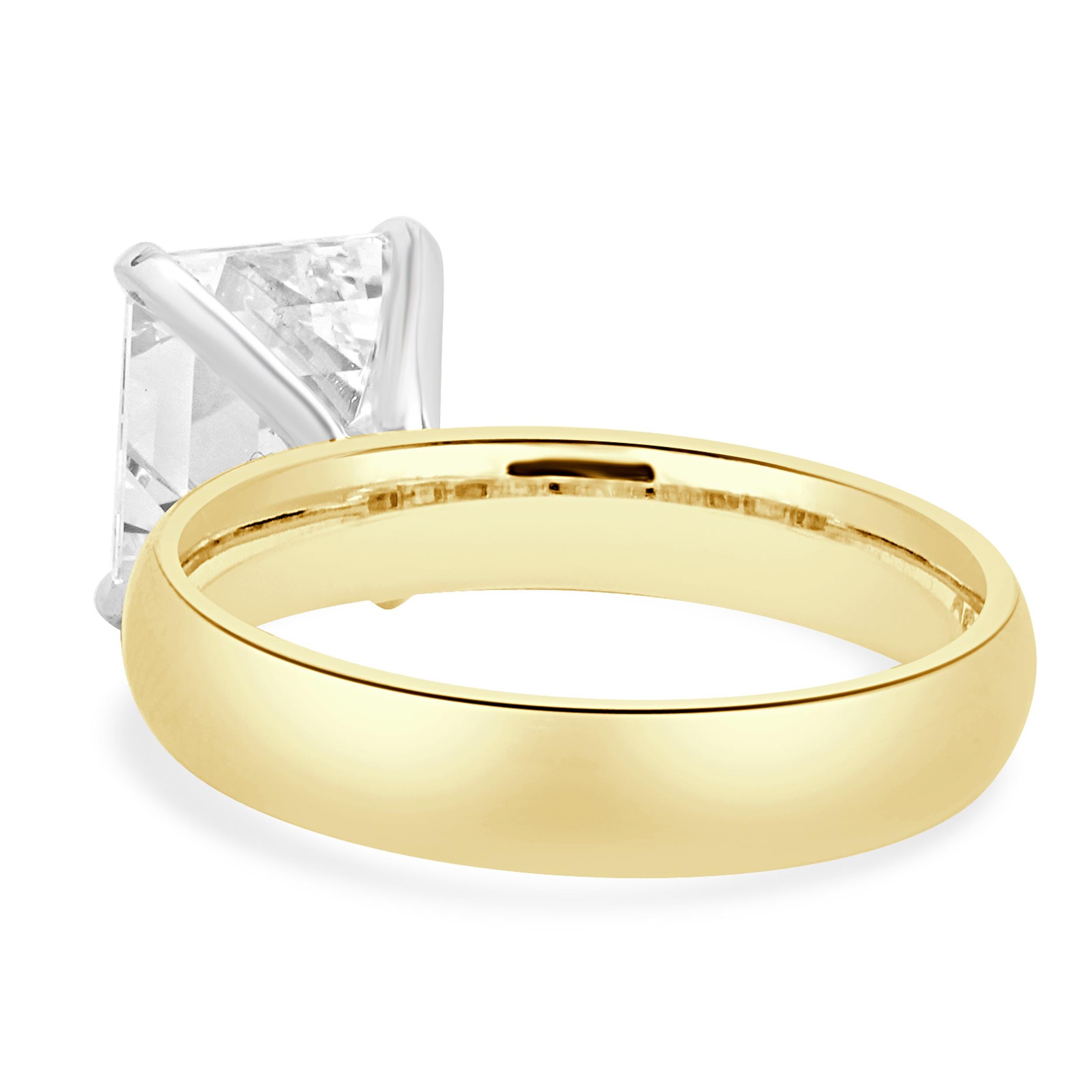 Bague de fiançailles en or jaune 18 carats avec diamant taille émeraude Excellent état - En vente à Scottsdale, AZ