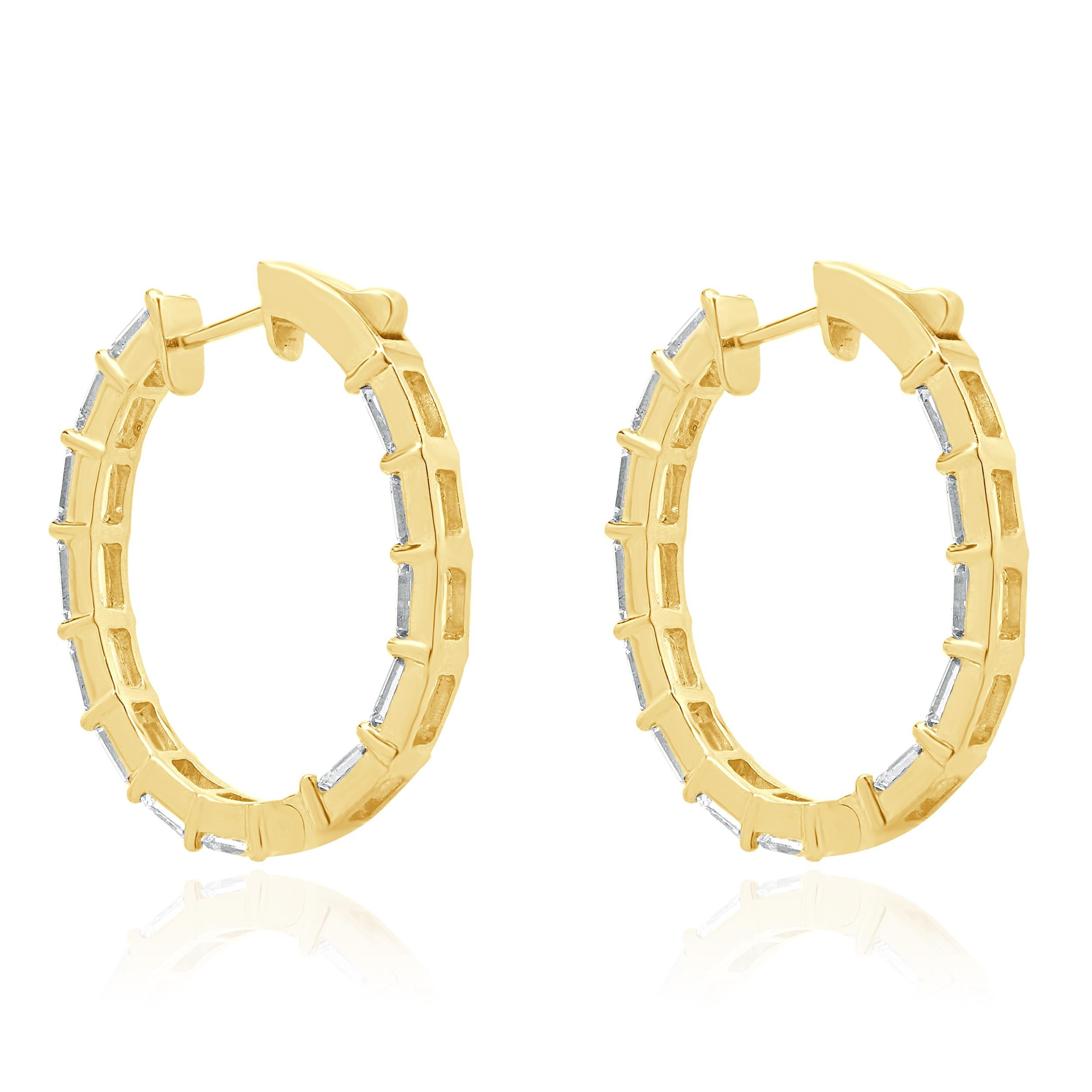 Taille émeraude Créoles en or jaune 18 carats avec diamants taille émeraude à l'intérieur et extérieur en vente