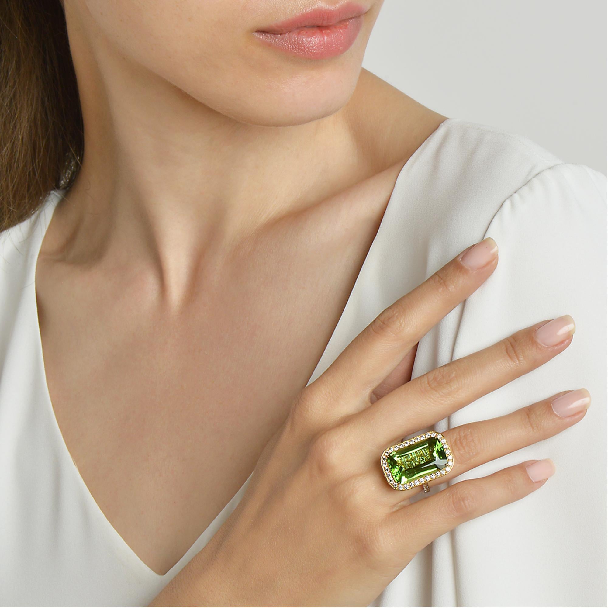 Paolo Costagli 18 Karat Yellow Gold Emerald-Cut Peridot 'Valentina' Ring (Kissenschliff) im Angebot
