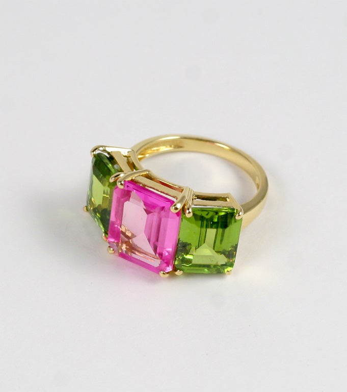 Taille émeraude Bague en or jaune 18 carats taille émeraude avec topaze rose et péridot en vente