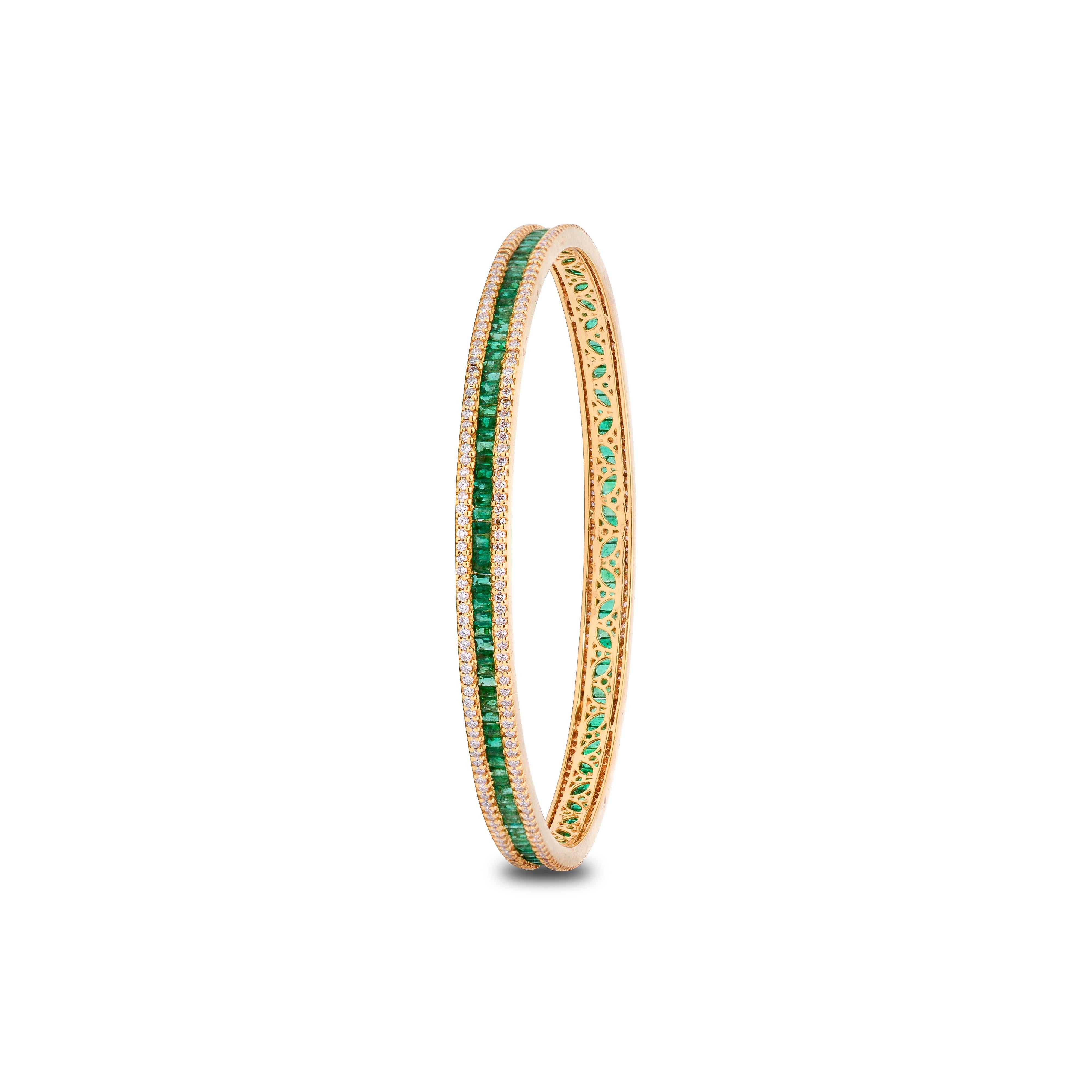 18 Karat Yellow Gold Emerald Diamond Bangle Bracelet.

Elegant bangle set in 18 karat yellow gold, studded with diamonds and emeralds. Ideal for evening wear.

Diamond - 1.74cts
Emeralds - 3.70cts