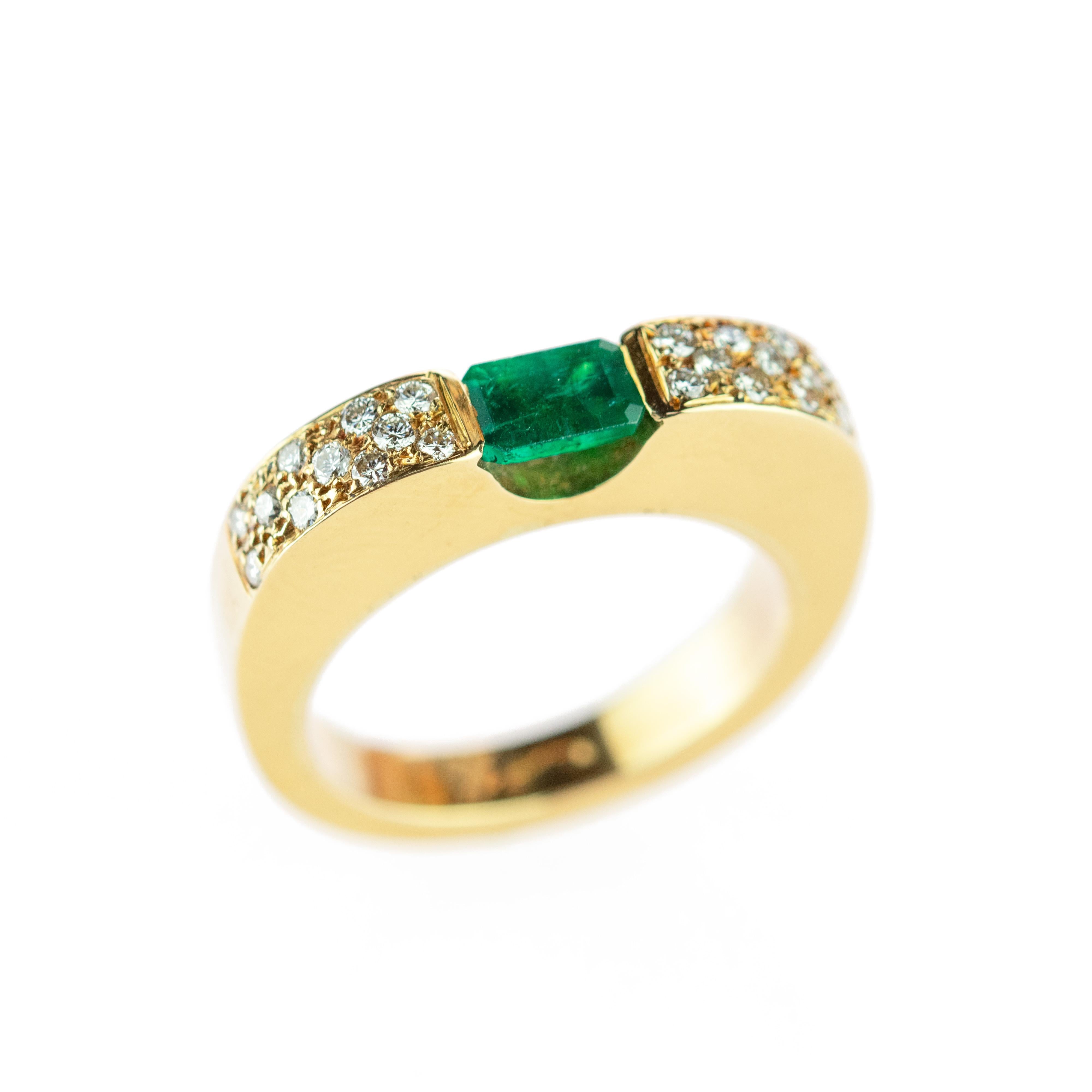 Belle Époque 18 Karat Yellow Gold Emerald Diamond Pave Brilliant Cut Handmade Band Ring For Sale