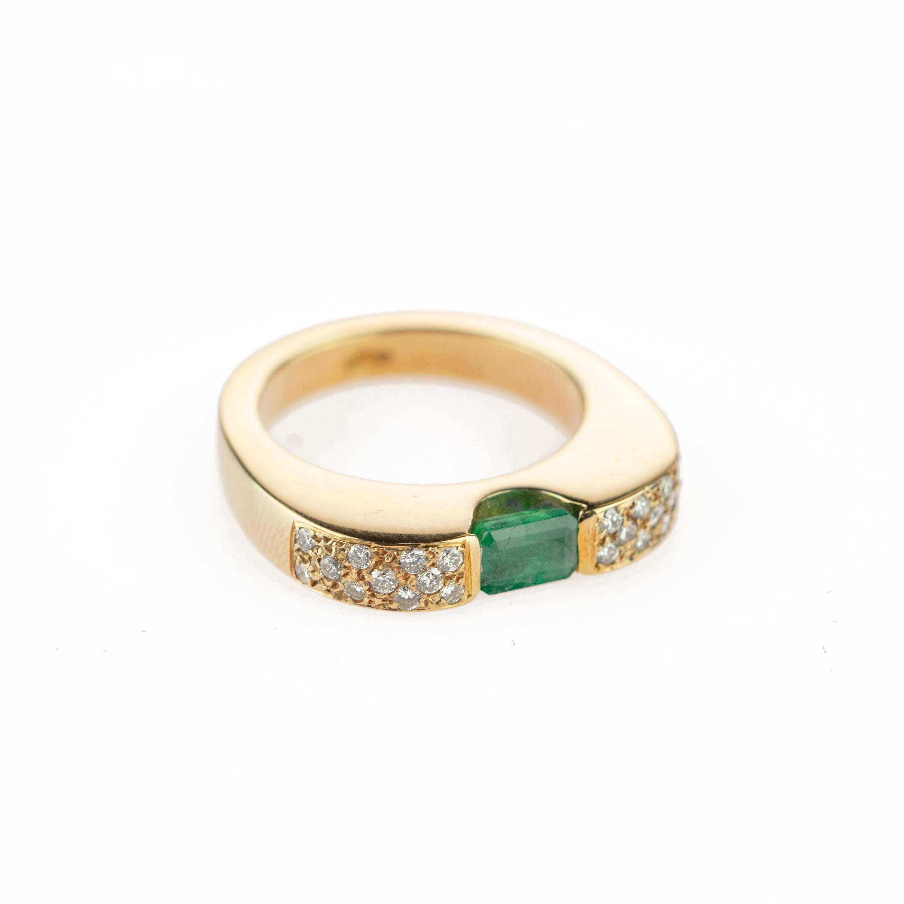 18 Karat Yellow Gold Emerald Diamond Pave Brilliant Cut Handmade Band Ring For Sale 3