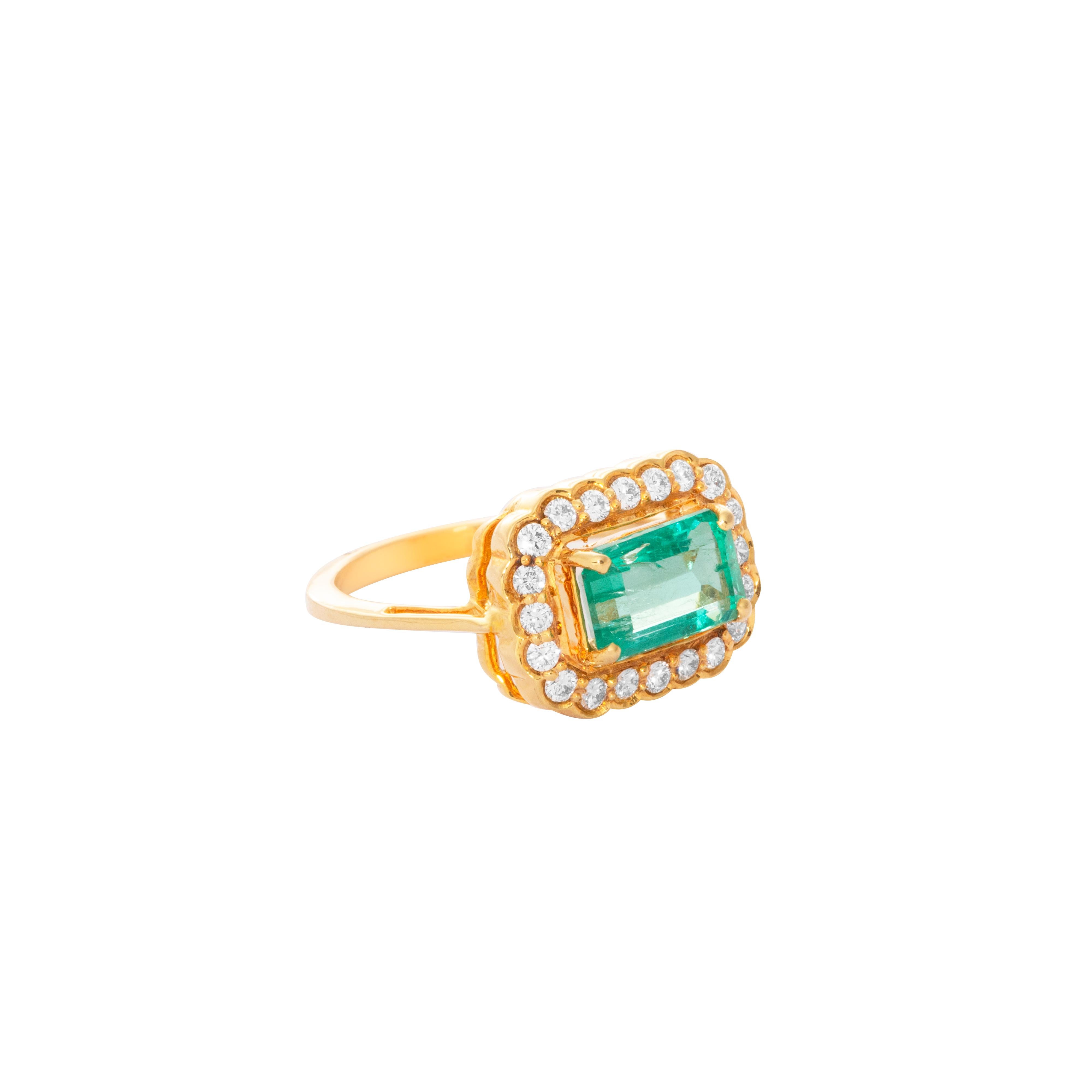 Contemporary 18 Karat Yellow Gold Emerald Diamond Ring For Sale