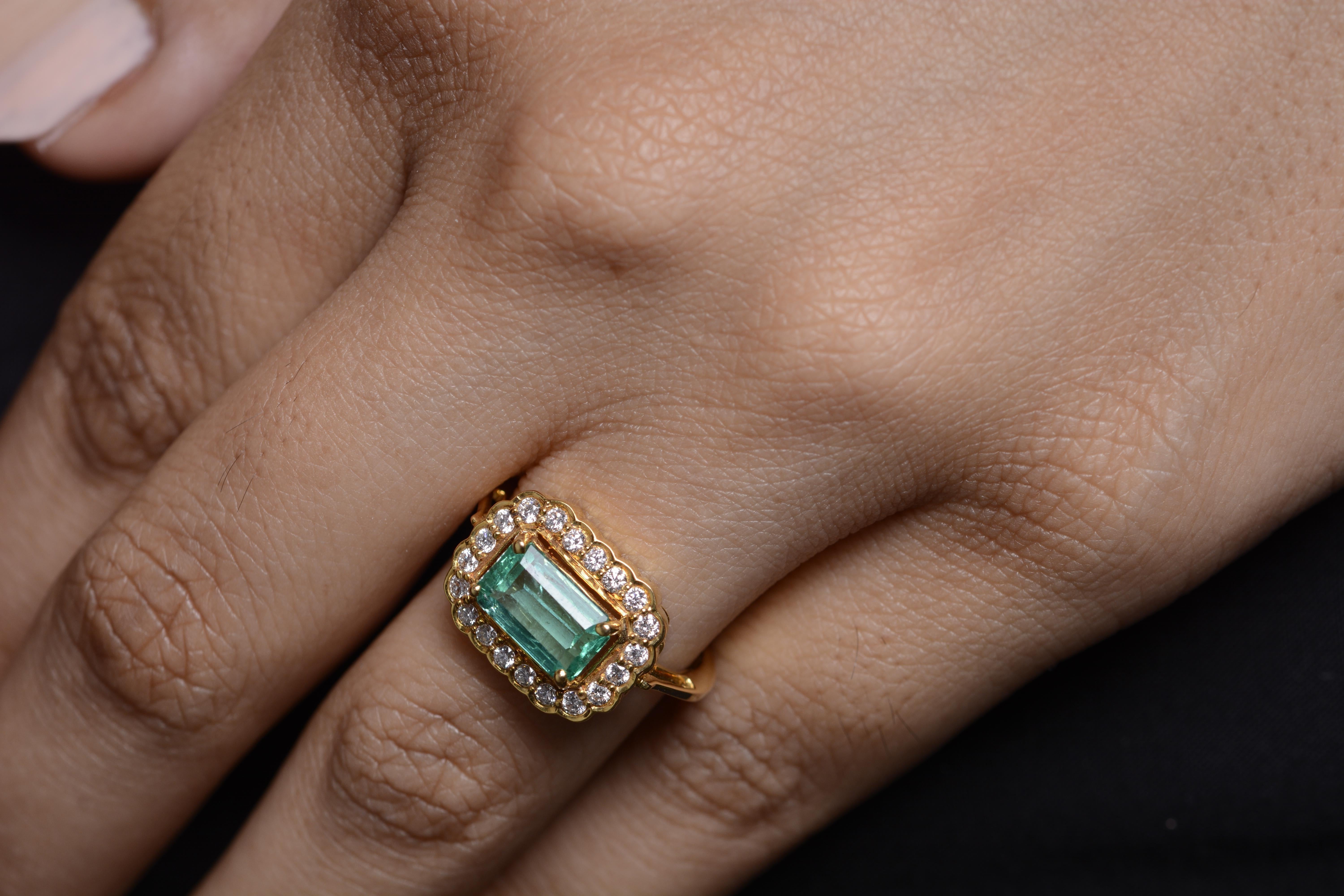 18 Karat Yellow Gold Emerald Diamond Ring In New Condition For Sale In Mumbai, IN