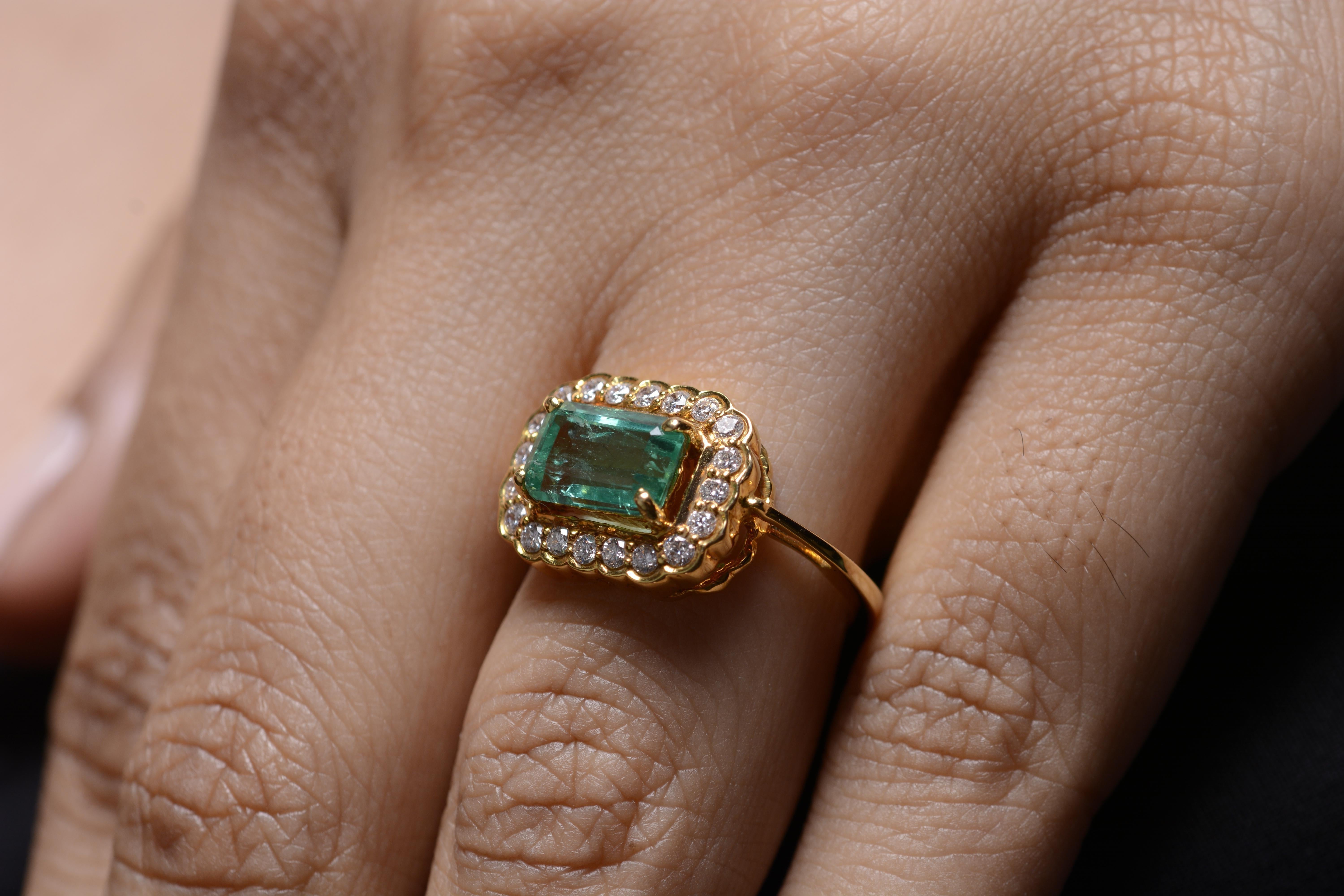 Women's 18 Karat Yellow Gold Emerald Diamond Ring For Sale