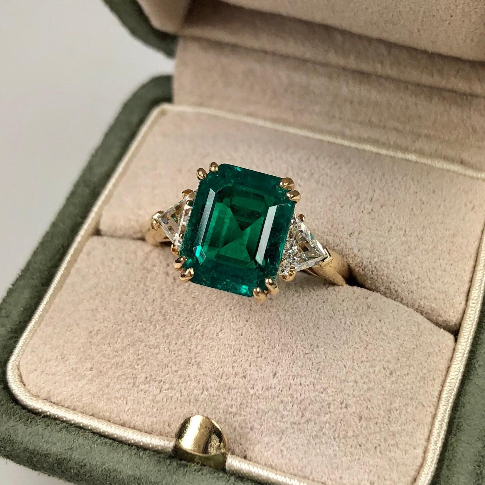 18 Karat Yellow Gold Emerald Diamond Three Stone Ring by Boucheron In Good Condition In Zurich, CH