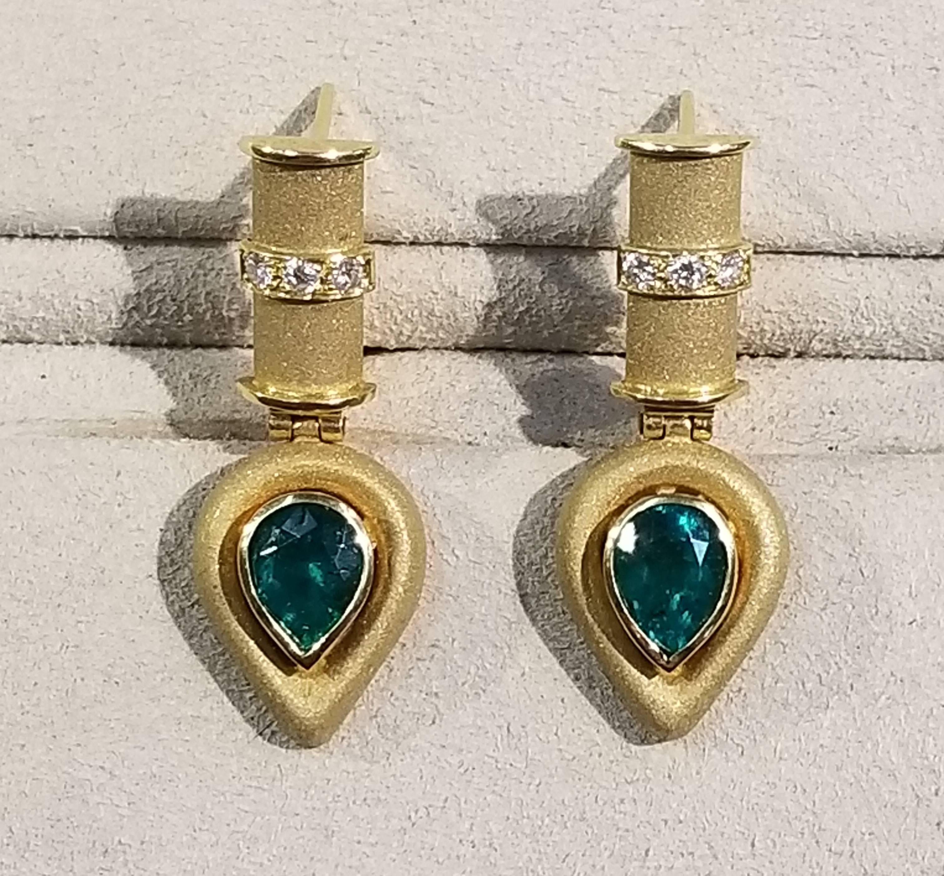 18 Karat Yellow Gold Emerald Earrings In Excellent Condition For Sale In Santa Fe, NM