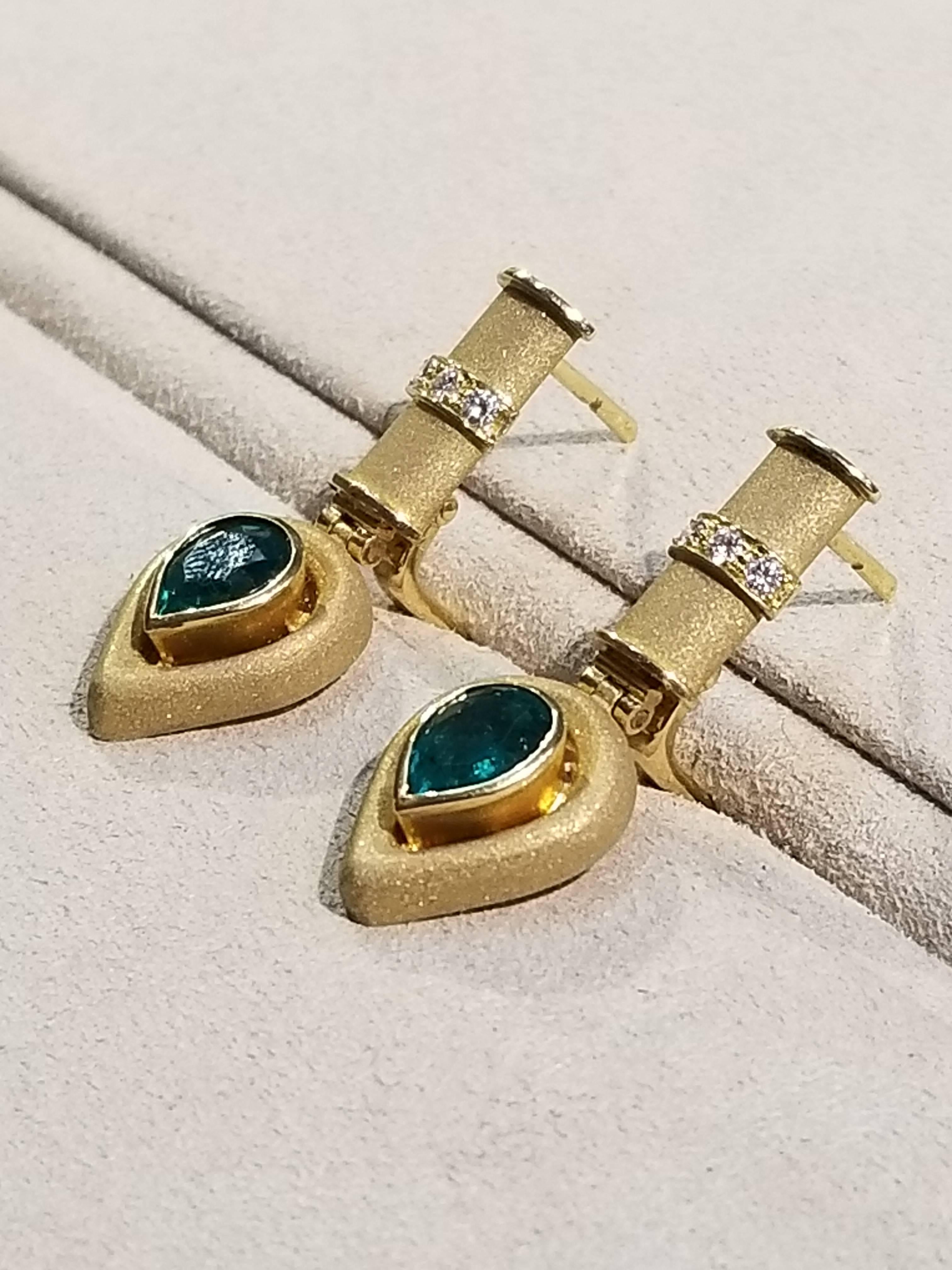 Women's 18 Karat Yellow Gold Emerald Earrings For Sale