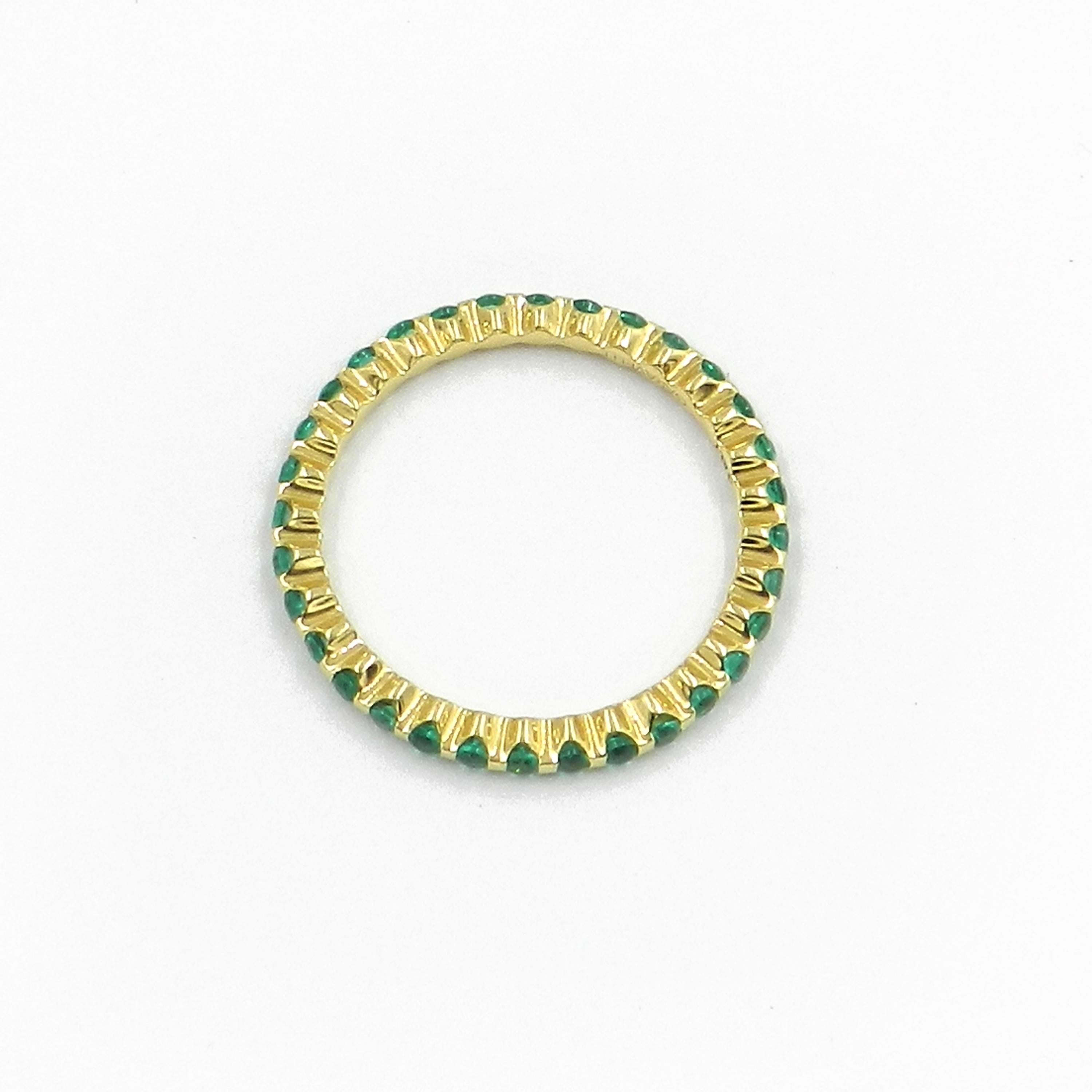 Round Cut 18 Karat Yellow Gold Emerald Garavelli Band Ring For Sale