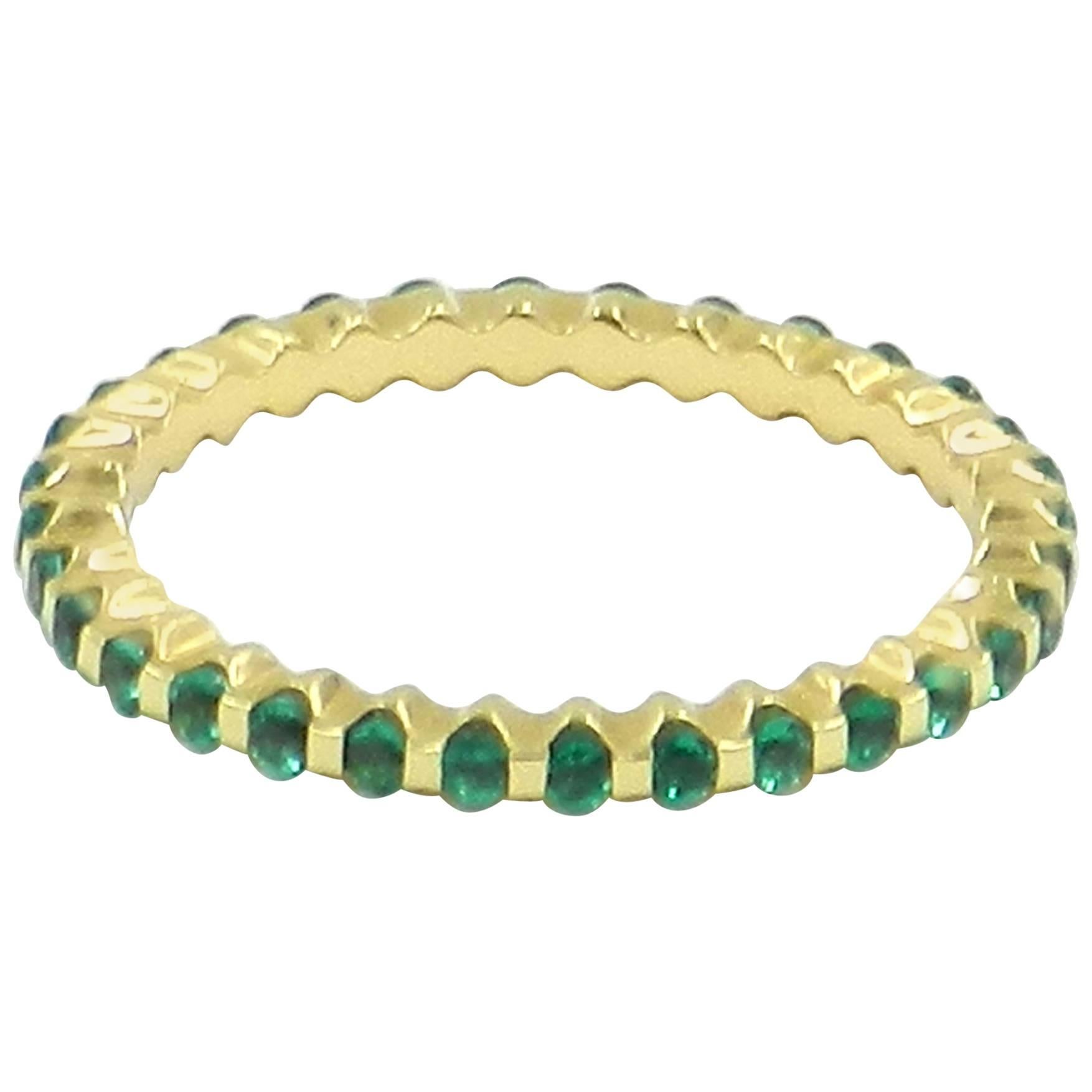 Round Cut 18 Karat Yellow Gold Emerald Garavelli Band Ring For Sale