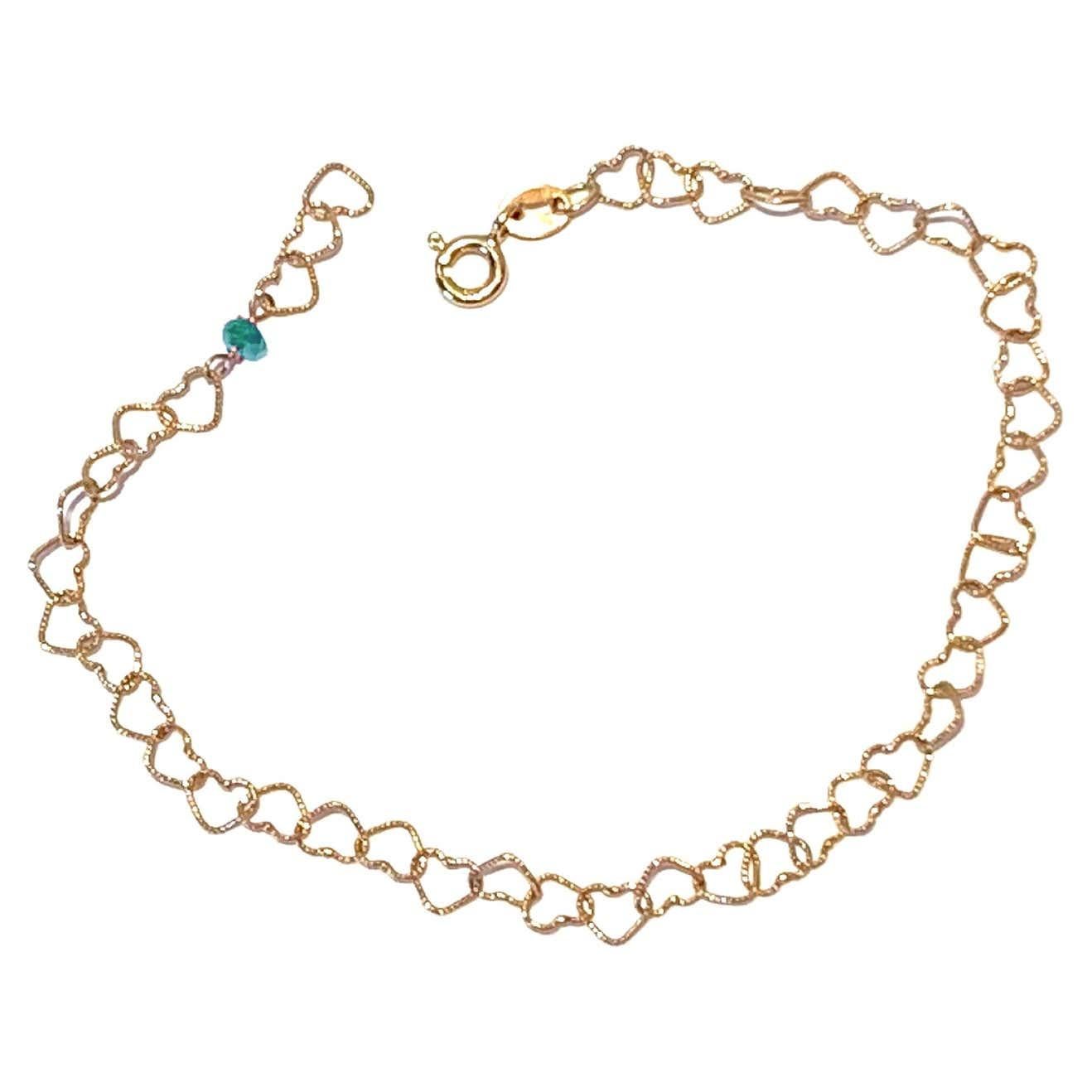 Romantique Bracelet à chaîne en or jaune 18 carats avec émeraudes légèrement martelées « Little Hearts » en vente