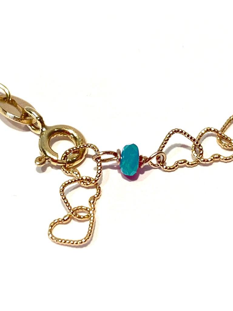 Perle Bracelet à chaîne en or jaune 18 carats avec émeraudes légèrement martelées « Little Hearts » en vente