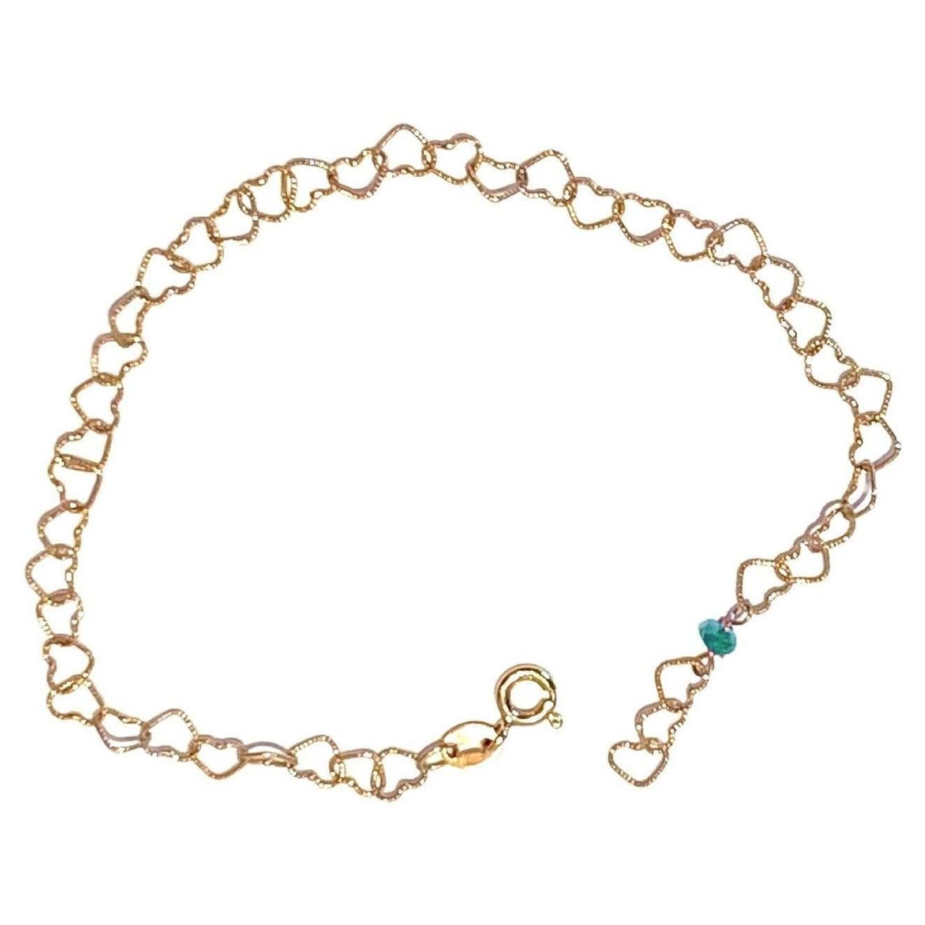 Bracelet à chaîne en or jaune 18 carats avec émeraudes légèrement martelées « Little Hearts » Unisexe en vente