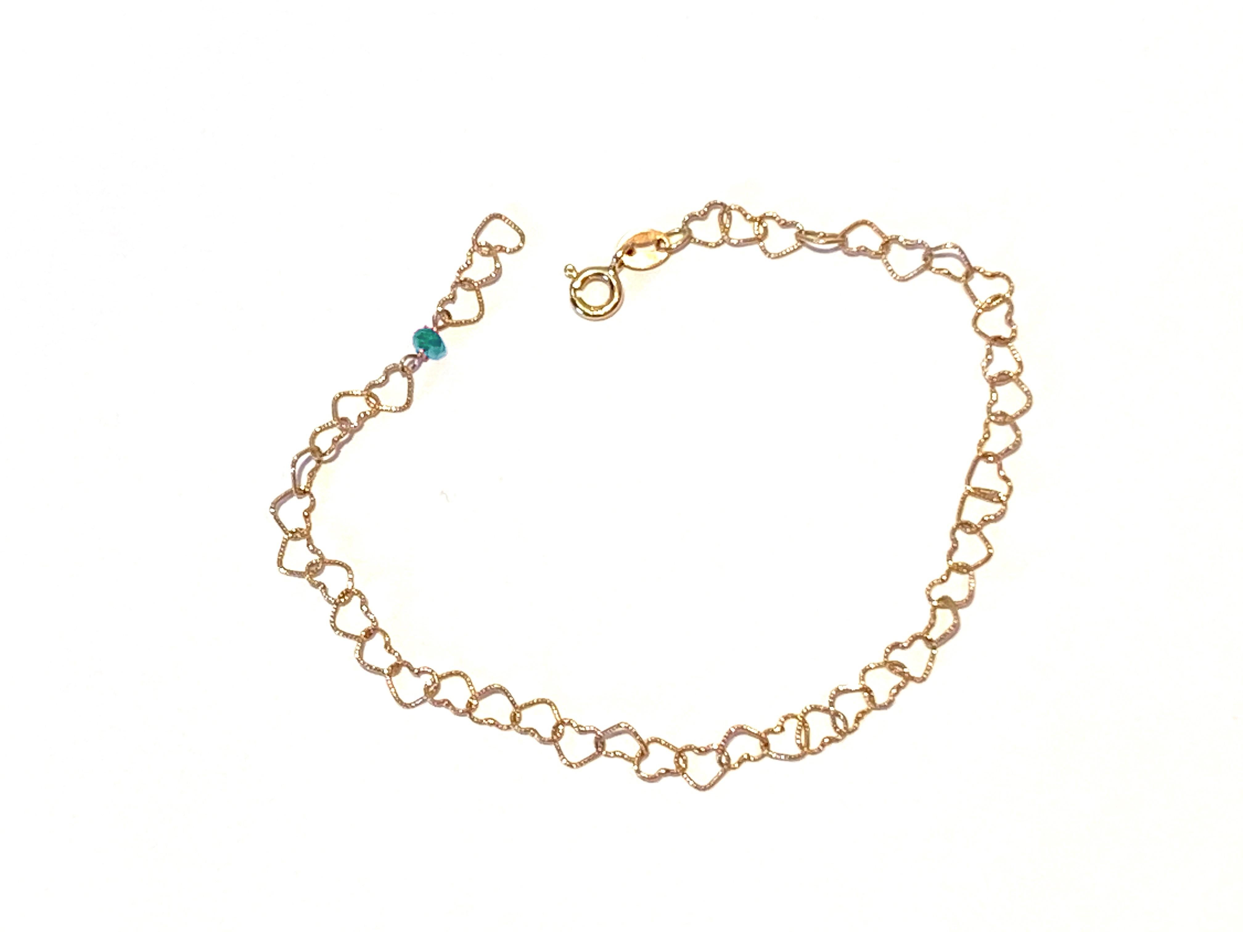 Dainty 18 Karat Gold 0.35 Karats Emerald Little Hearts Chain Link Bracelet For Sale 2