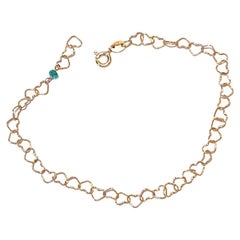 18 Karat Gelbgold Smaragd leicht gehämmertes ""Little Hearts"" Kette Armband