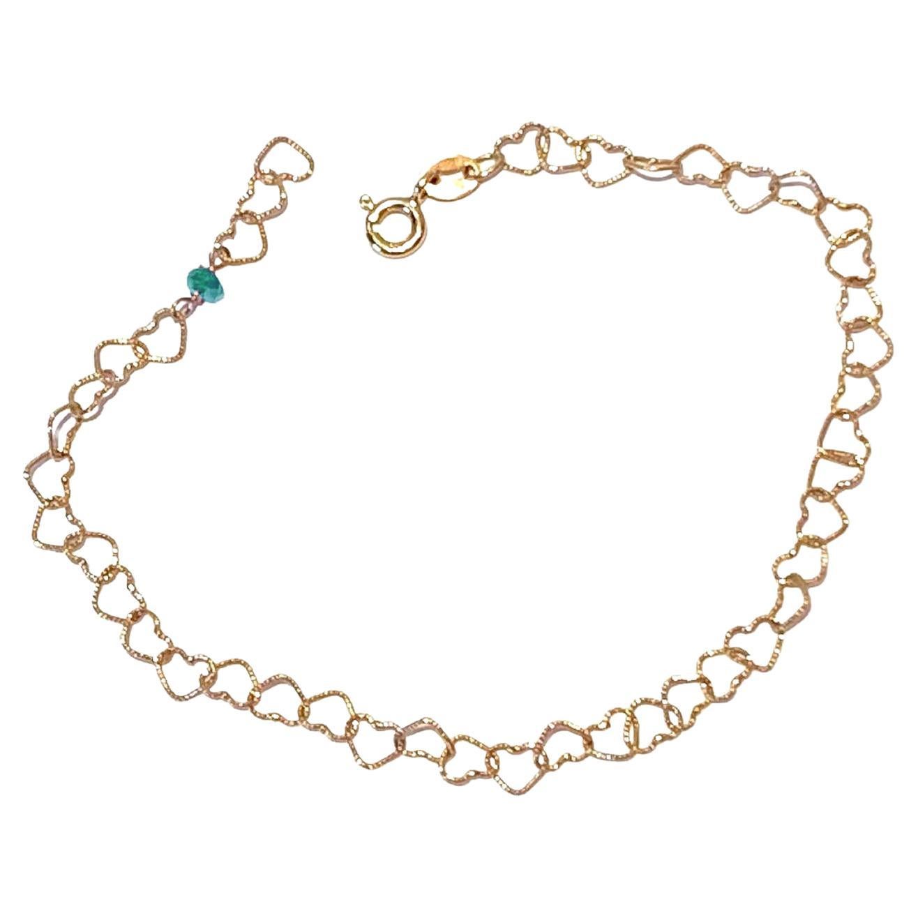 Bracelet à chaîne en or jaune 18 carats avec émeraudes légèrement martelées « Little Hearts » en vente
