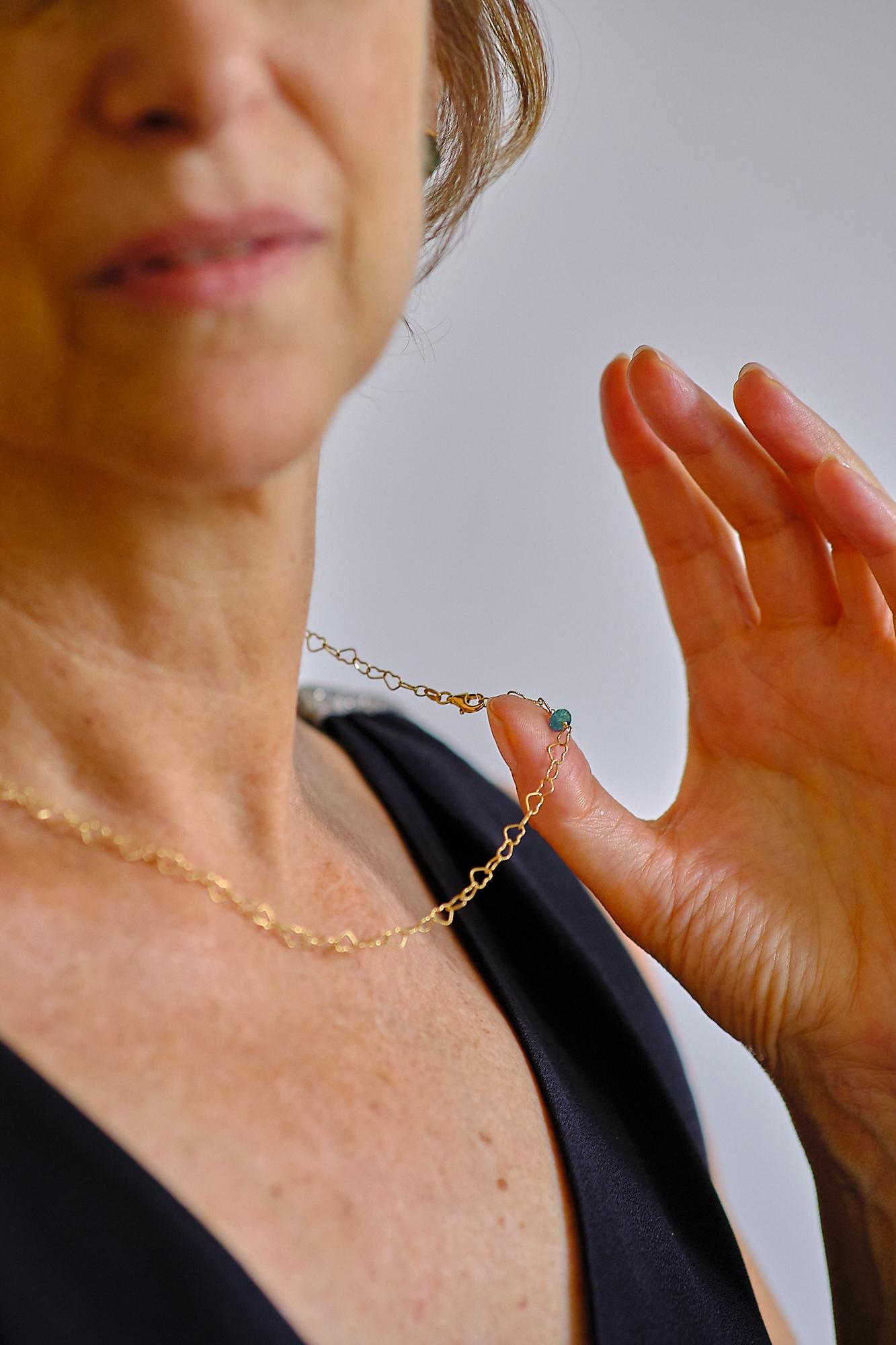 Collection Design/One Exquise chaîne en or jaune 18K à perles d'émeraude et cœurs légèrement martelés, fabriquée à la main en Italie. Ce collier enchanteur comporte une perle colorée d'Émeraude, formant un bel effet vert le long de la chaîne des