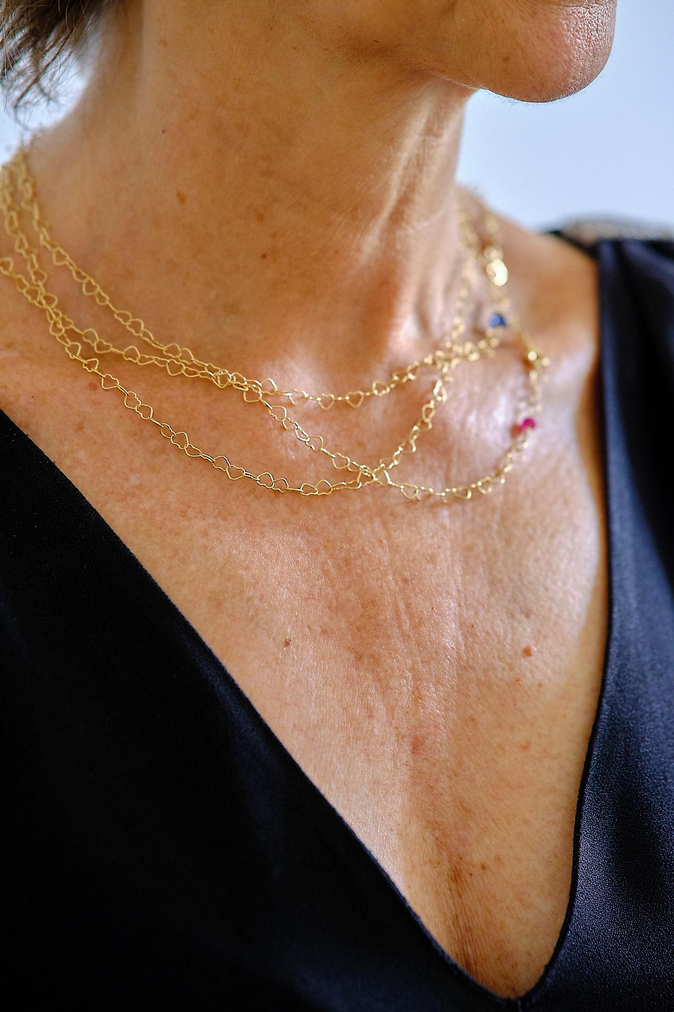 Chaîne collier Little Hearts en or jaune 18 carats avec émeraudes légèrement martelées Unisexe en vente